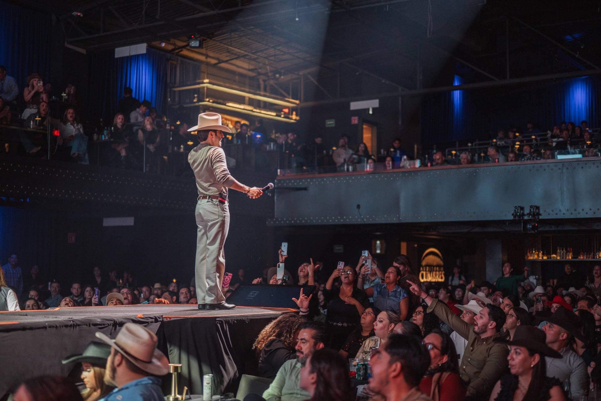 $!Joss Favela conquistó el Auditorio Cumbres con un show lleno de emoción y música durante su presentación en Monterrey.