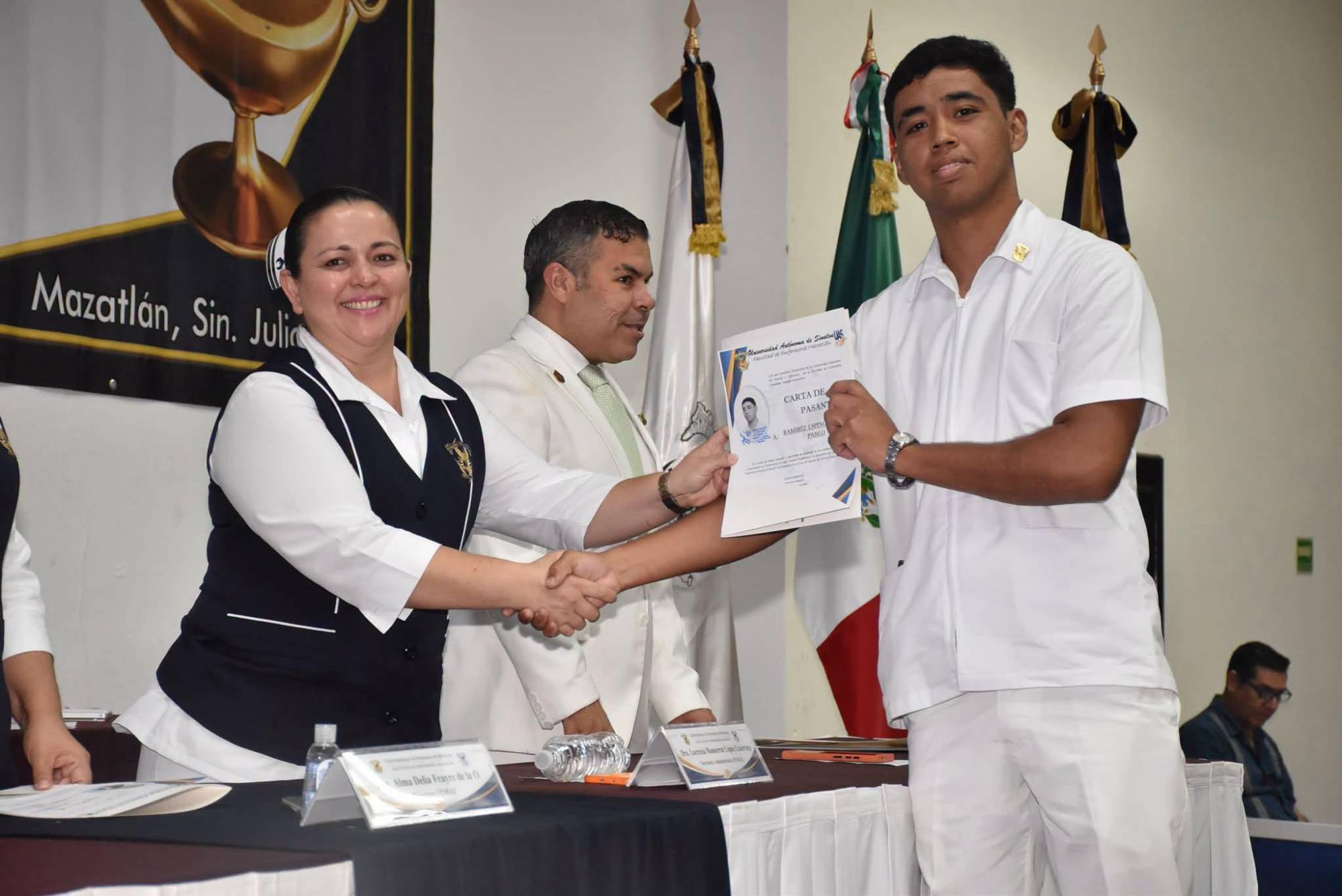 $!Lucrecia López entrega los documentos a Pablo Ramírez.