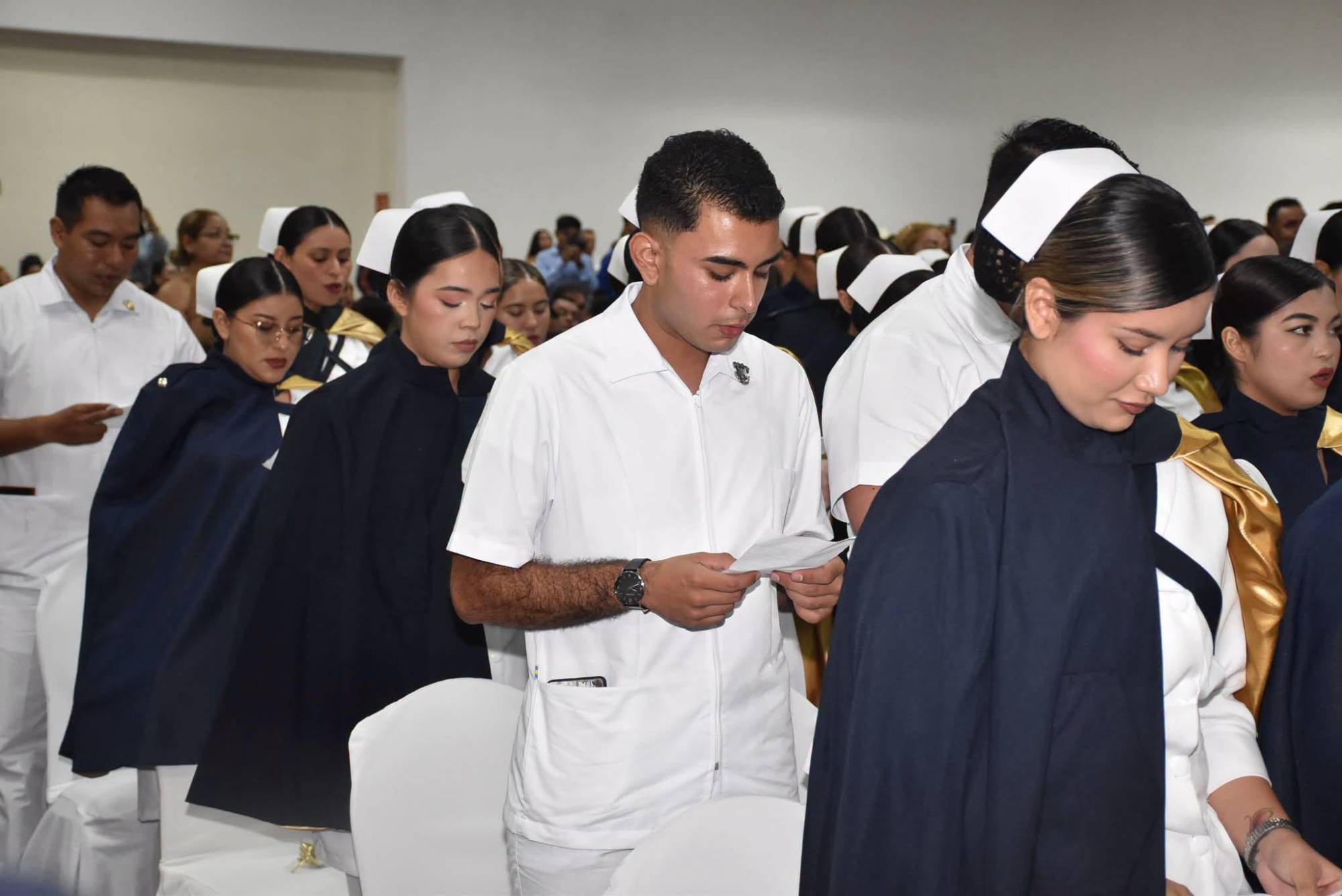 $!Los nuevos profesionales de Enfermería realizaron el tradicional juramento durante su ceremonia de graduación.