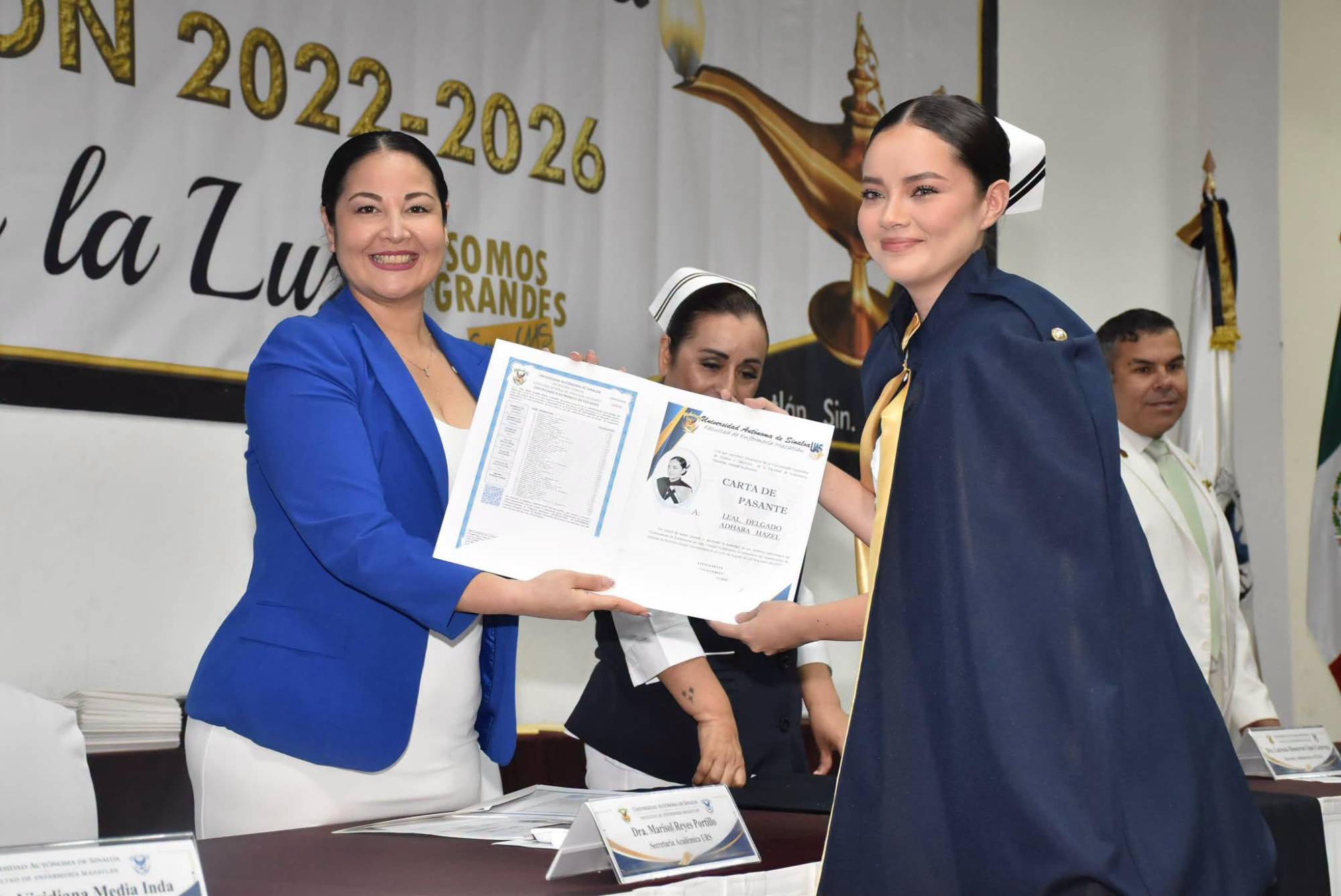 $!Marisol Reyes entrega la documentación a Adhara Hazel Leal Delgado.