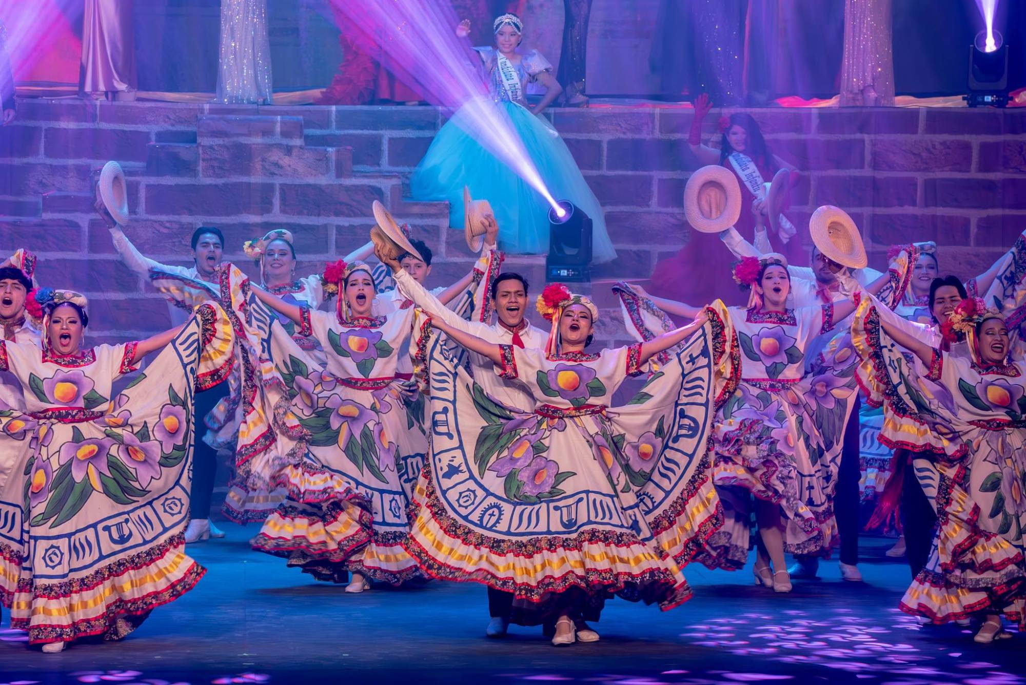 $!La danza folclórica y los vestuarios de fantasía marcaron el inicio de la presentación de los candidatos al Carnaval Internacional de Mazatlán 2027.