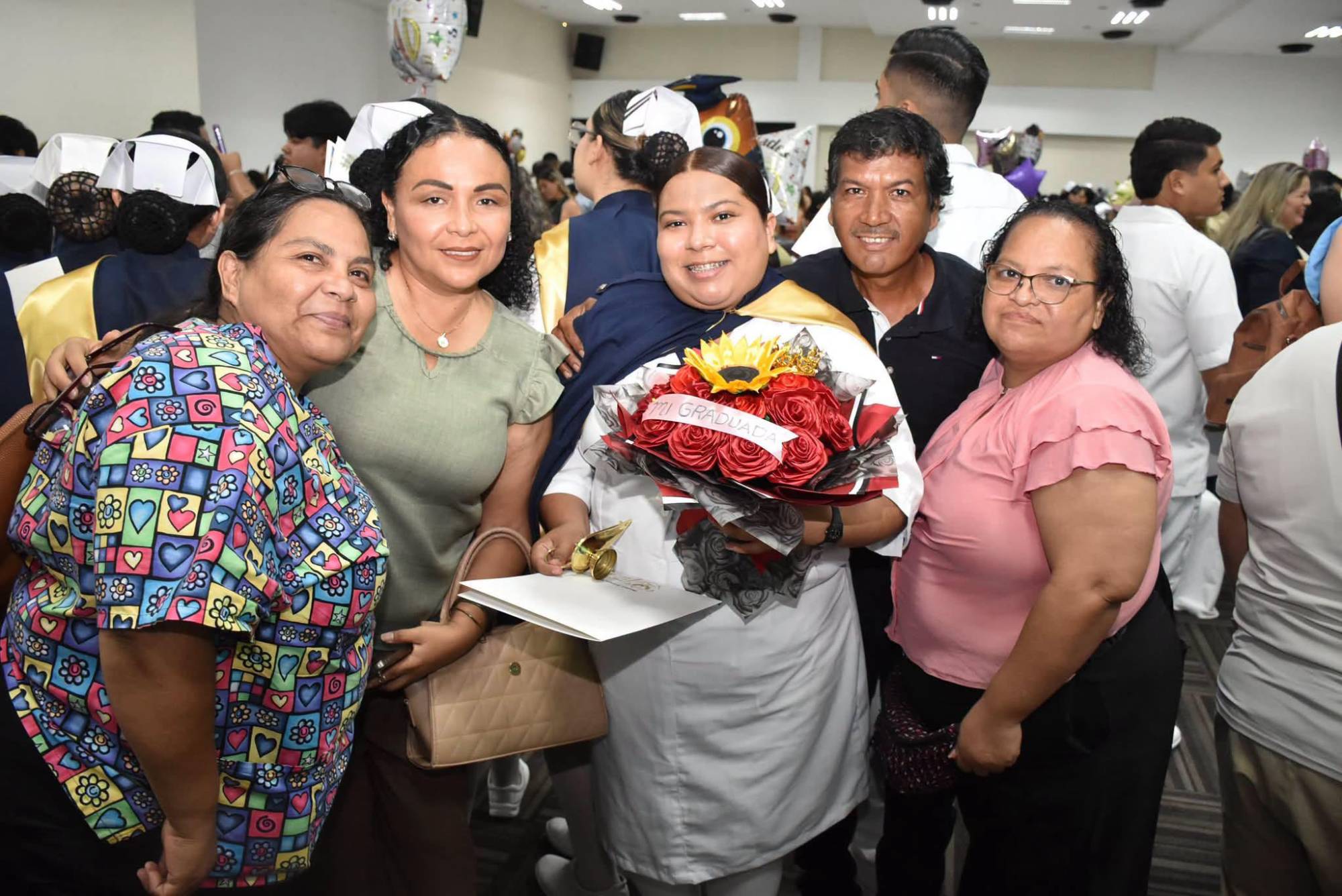 $!Rodeada del cariño de su familia, la nueva enfermera festejó su graduación de la Facultad de Enfermería Mazatlán de la UAS.