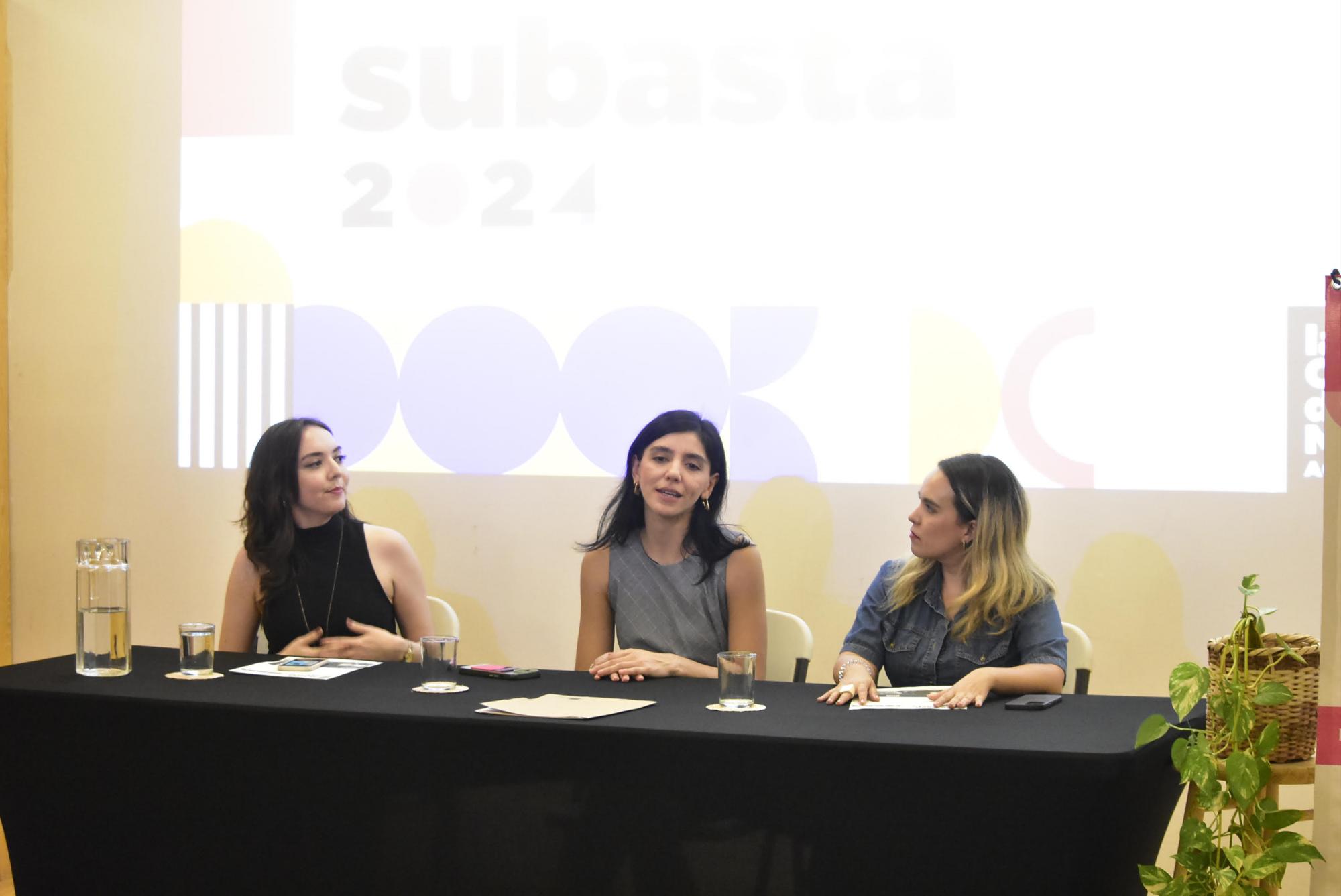 $!Alejandra Larrondo, Carmina Medina y Nancy Ortiz comparten los detalles de la subasta.