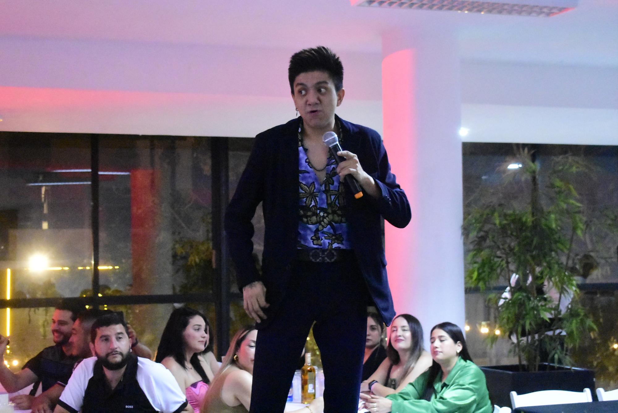 $!El Tucán Guzmán divierte con su particular estilo de hablar.