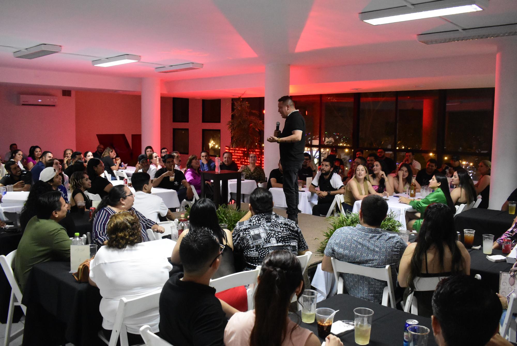 $!Un nutrido público se dio cita al show del comediante.