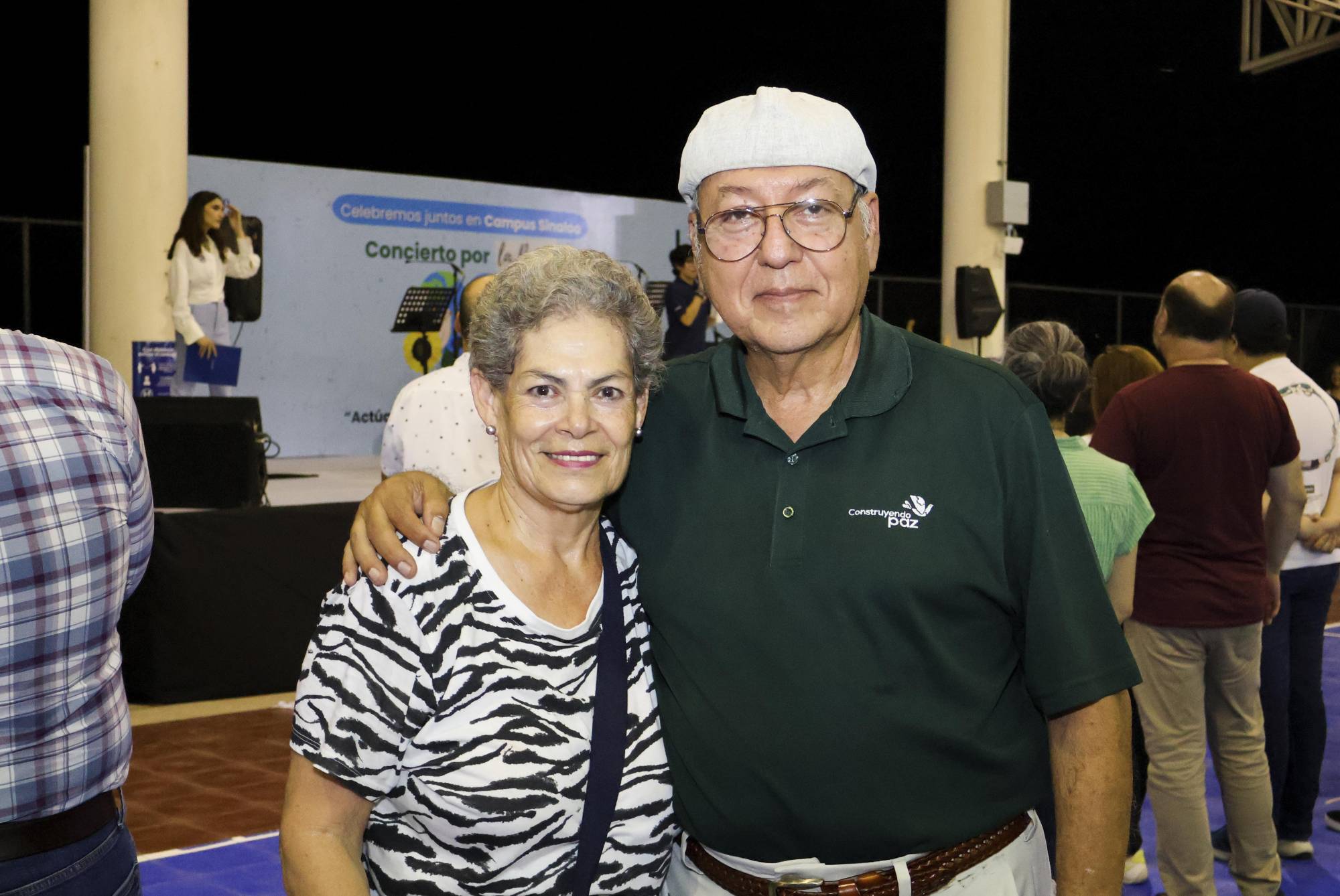 $!Patricia Castro y Gilberto Ceceña aplaudieron a los artistas.