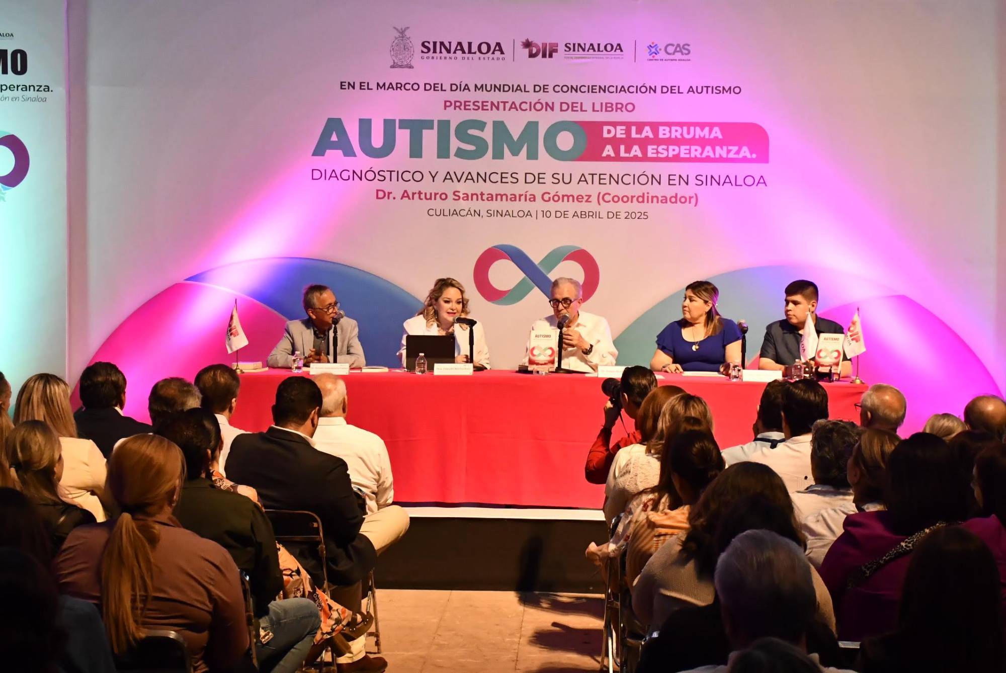 $!El libro contó con los comentarios del Gobernador Rubén Rocha Moya y su hija Eneyda Rocha, presidenta del DIF Estatal.