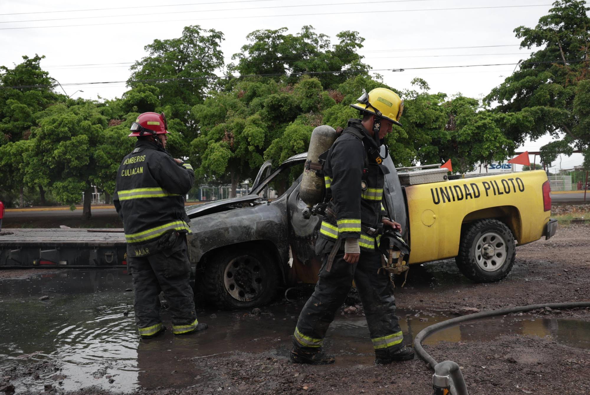 $!Incendio de camioneta causa daños materiales en Aguaruto, Culiacán
