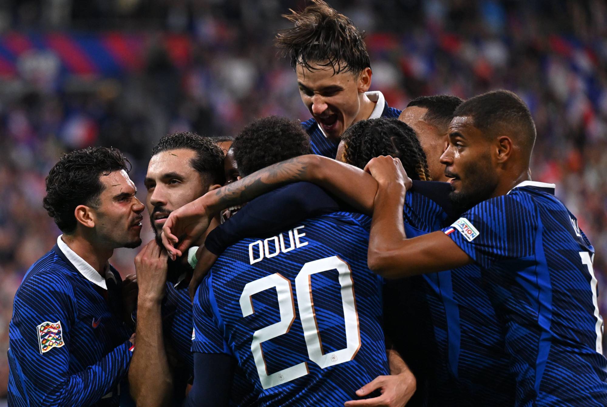 $!Désiré Doué es felicitado por sus compañeros tras anotar por Francia.