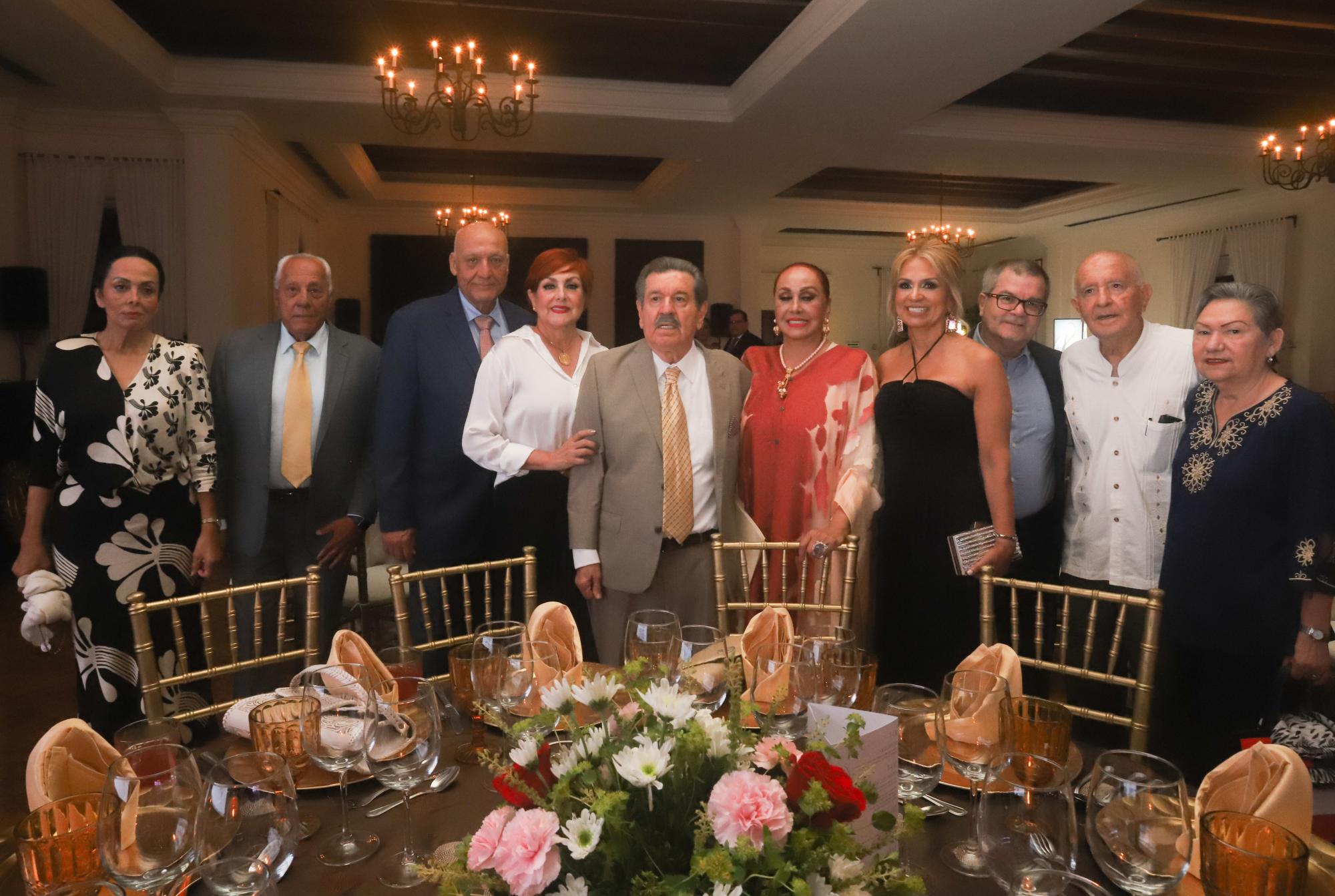 $!María Teresa Vidaurri, David Vidaurri, Luis Vidaurri, Silvia García, Ignacio Osuna, Olivia Vidaurri de Osuna, Rosa Osuna León, Javier Osuna Moreno, Gilberto Osuna y Martha de Osuna