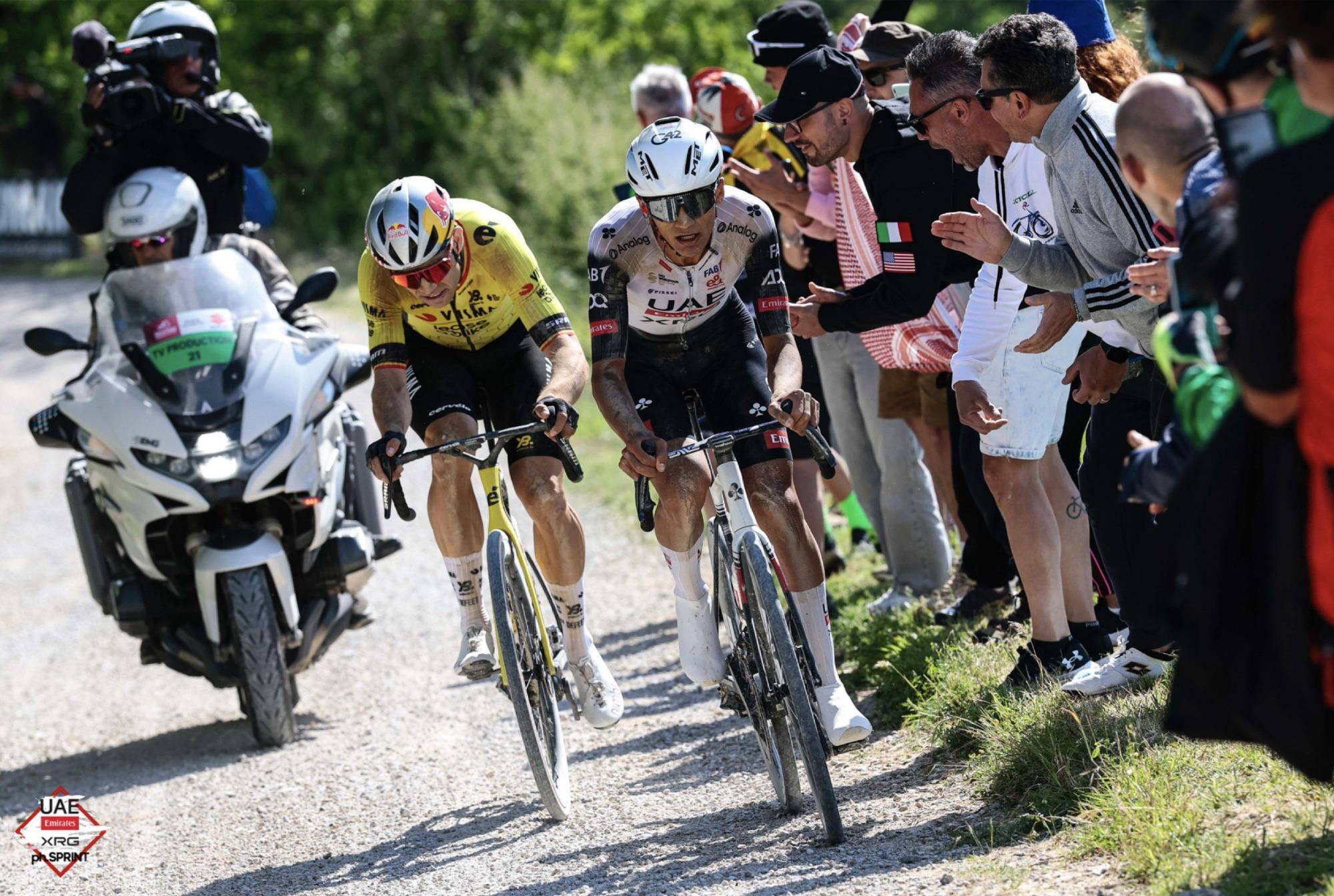 $!Isaac del Toro hace historia en el Giro de Italia y viste la maglia rosa de líder
