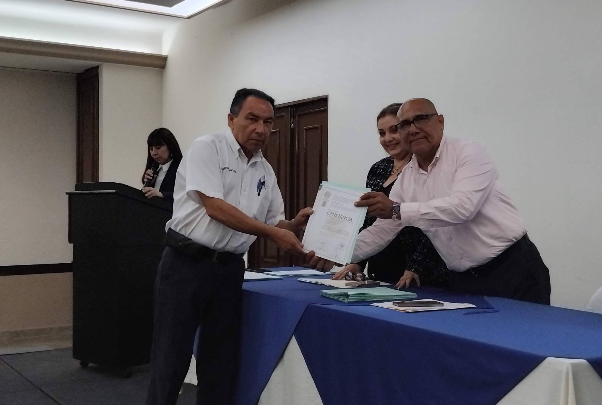 $!Sergio Santos recibe de José Ramón Bañuelos Solís su constancia de actualización académica durante la ceremonia del Colegio de Contadores de Mazatlán.