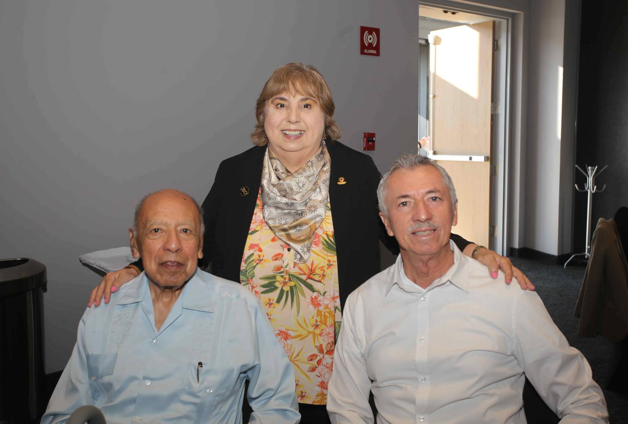 $!Raúl Raygoza, María Teresa Higuera y Oswaldo Burgueño.
