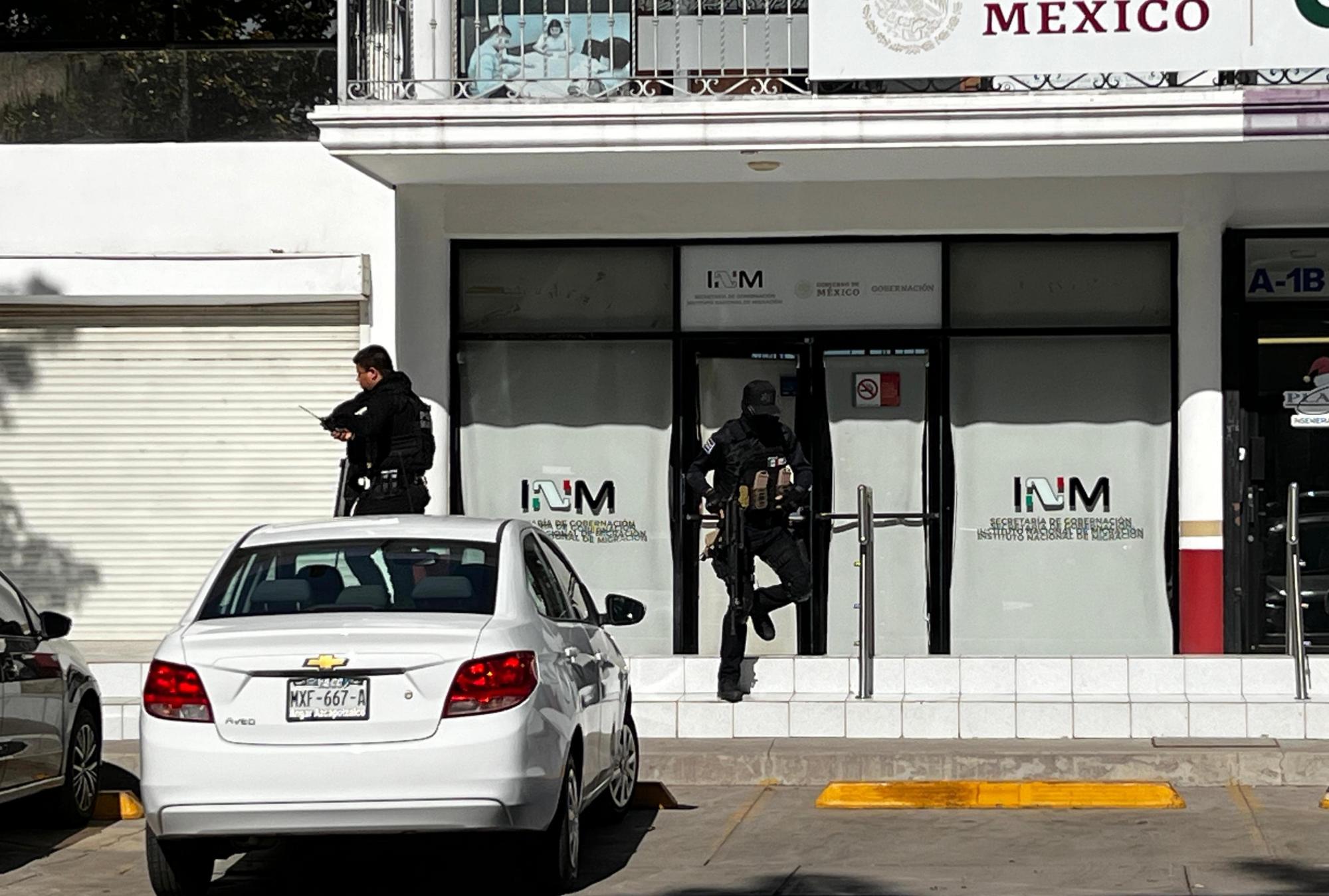 $!Intentan despojar de un vehículo a migrante; lo dejan con heridas en la cabeza