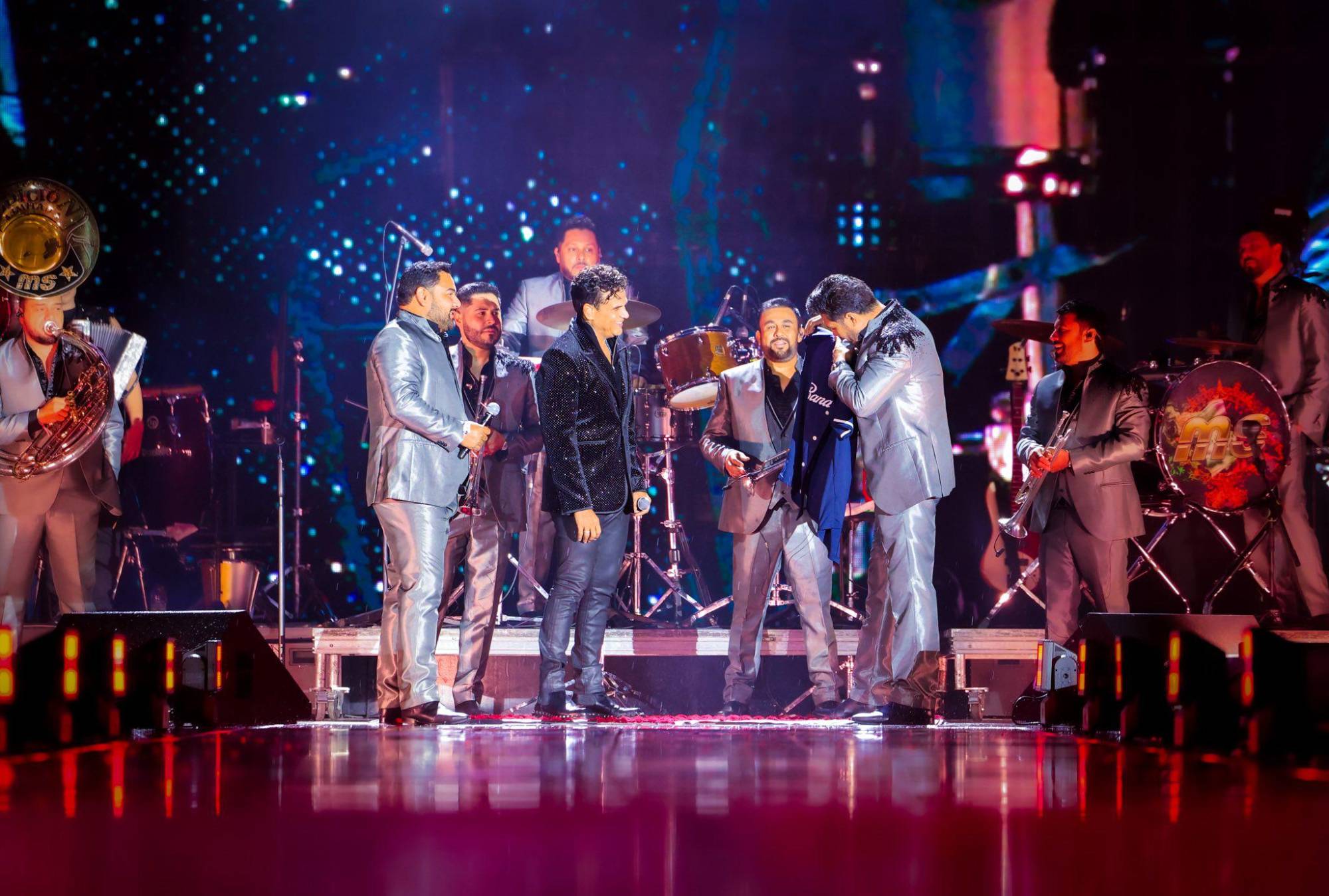 $!La agrupación sinaloense fue invitada especial en el concierto de Silvestre Dangond en el estadio Campín de Bogotá, Colombia.