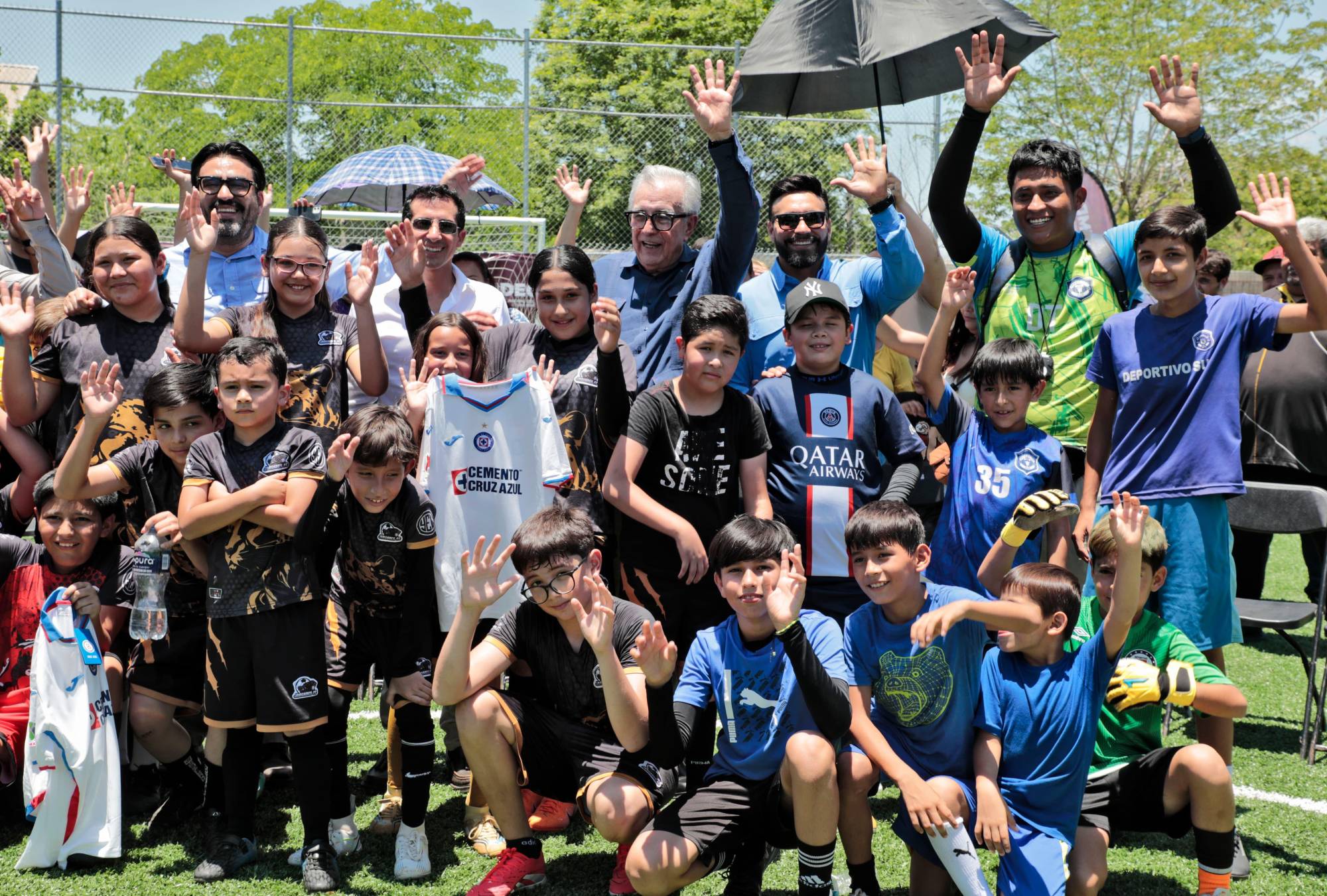 $!Inaugura Rommel Pacheco cancha de futbol con pasto sintético, en Culiacán