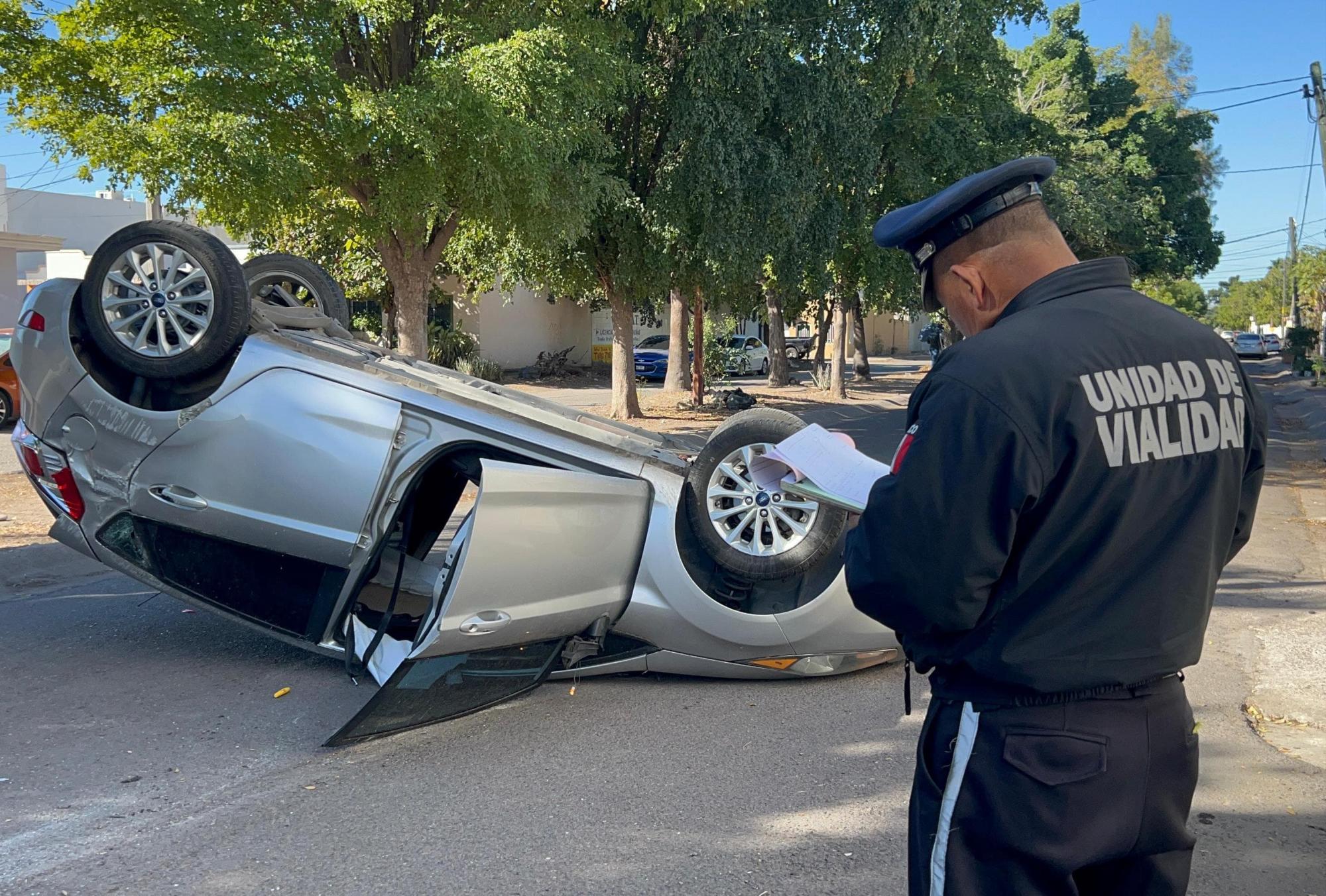 $!Accidente provoca volcadura en Terranova; no hay heridos, pero sí pérdidas materiales