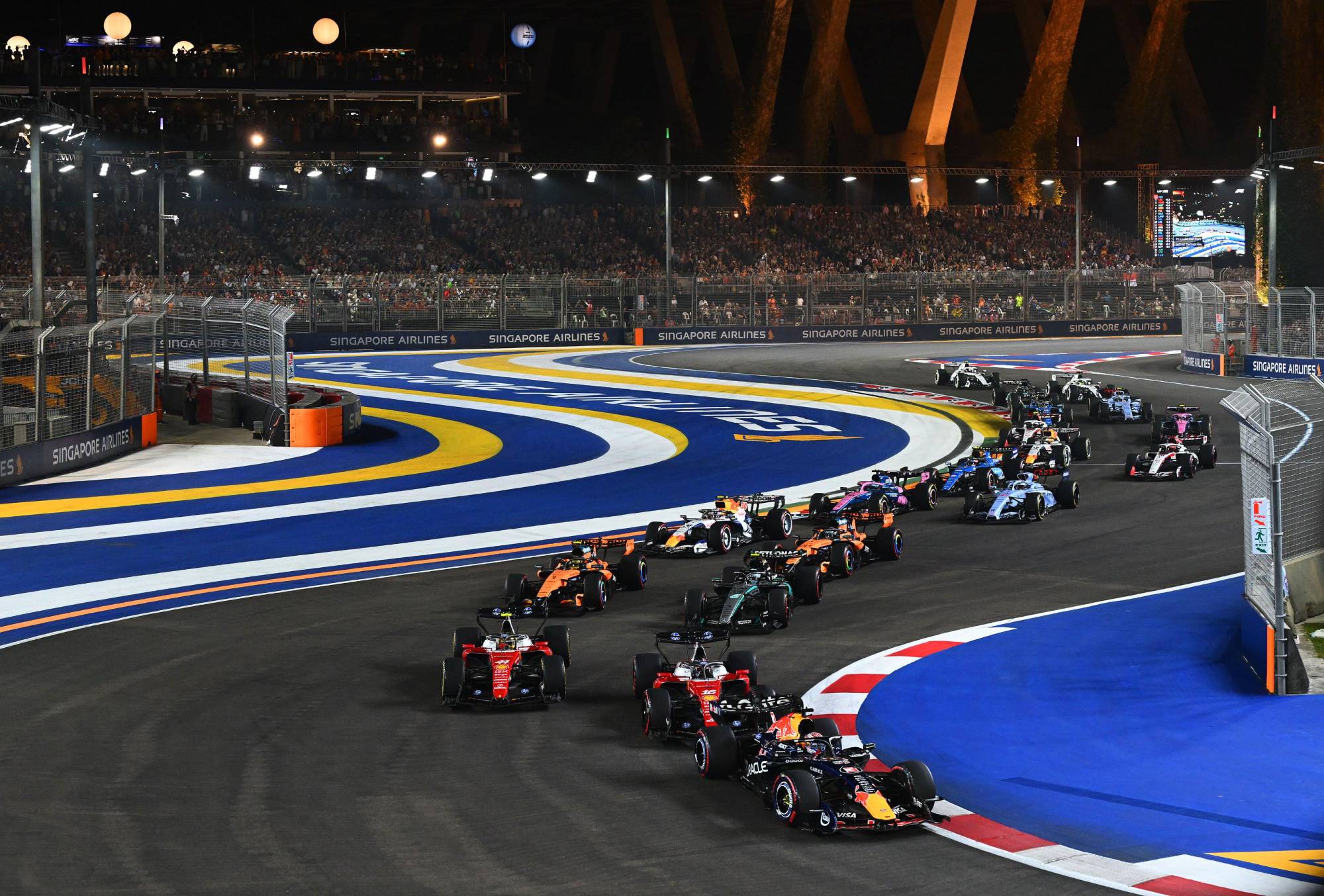 $!Max Verstappen conquista el GP de Singapur por primera vez; Checo Pérez finaliza 17º