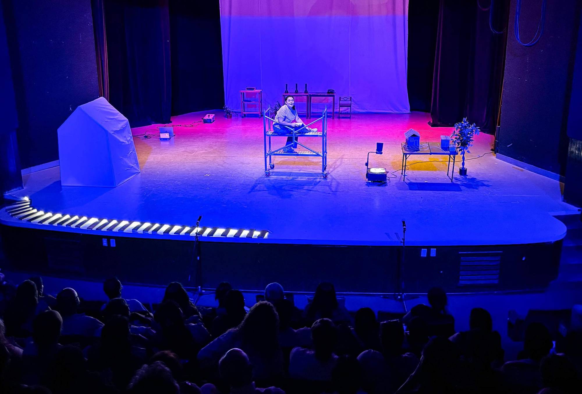 $!La puesta en escena utiliza una visión contemporánea para reconstruir, desde las vidas de sus personajes, un acontecimiento que continúa presente en la memoria de la ciudad.