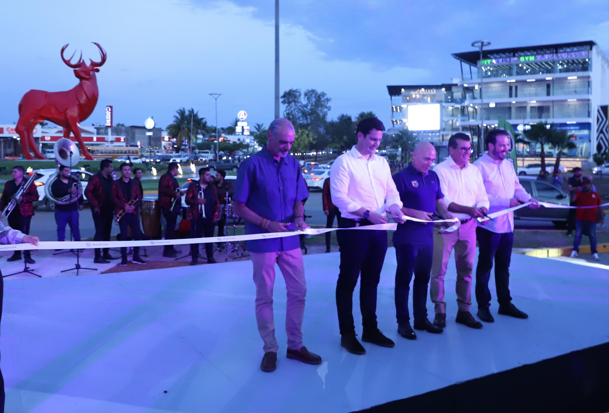 $!El artista Arturo Ipiéns, Javier Gaxiola Coppel, Óscar Sánchez, el Alcalde Édgar González y Ricardo Velarde realizaron el corte del listón inaugural.