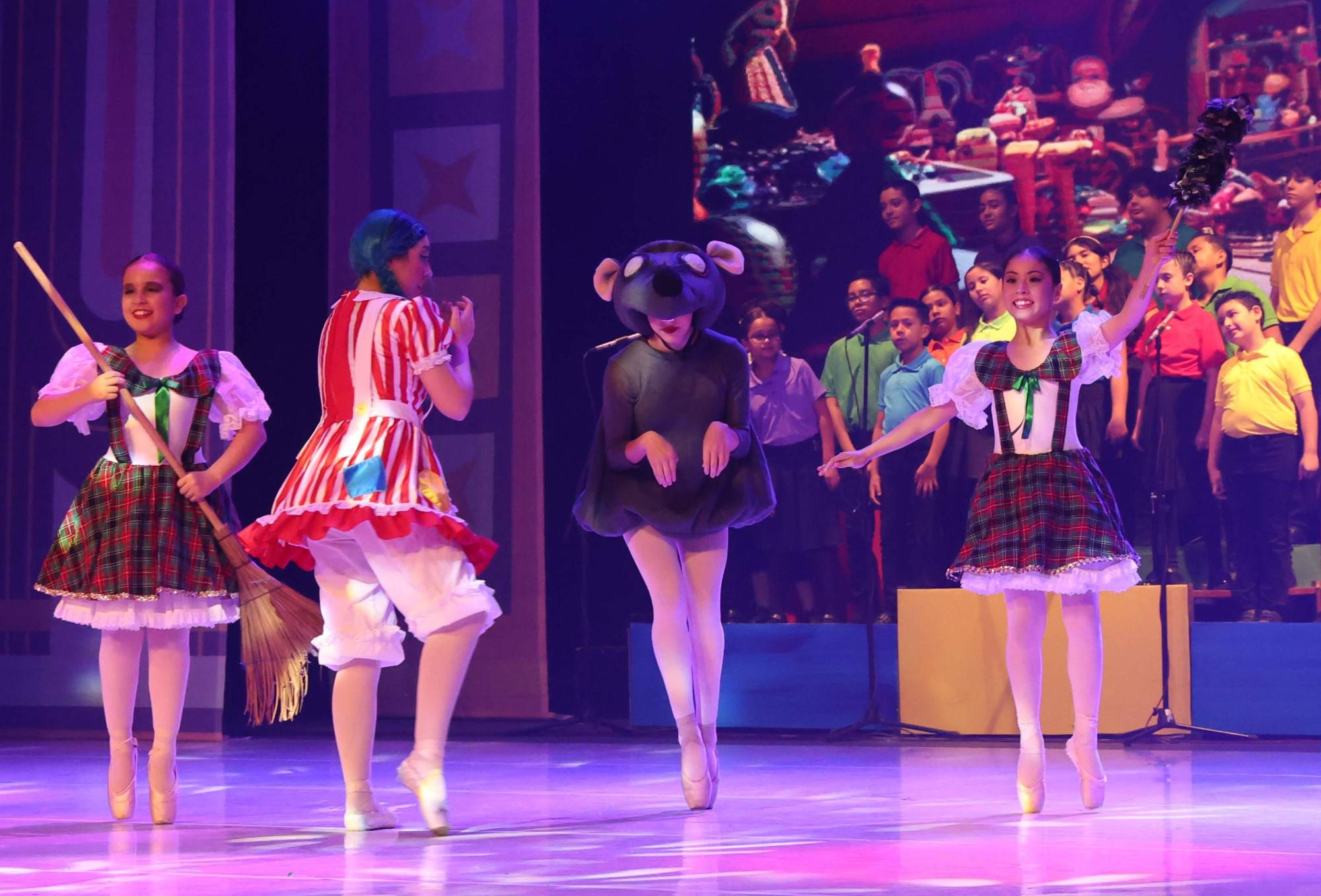 $!El elenco del CMA dio vida a los entrañables personajes de Cri Cri en el Teatro Ángela Peralta.