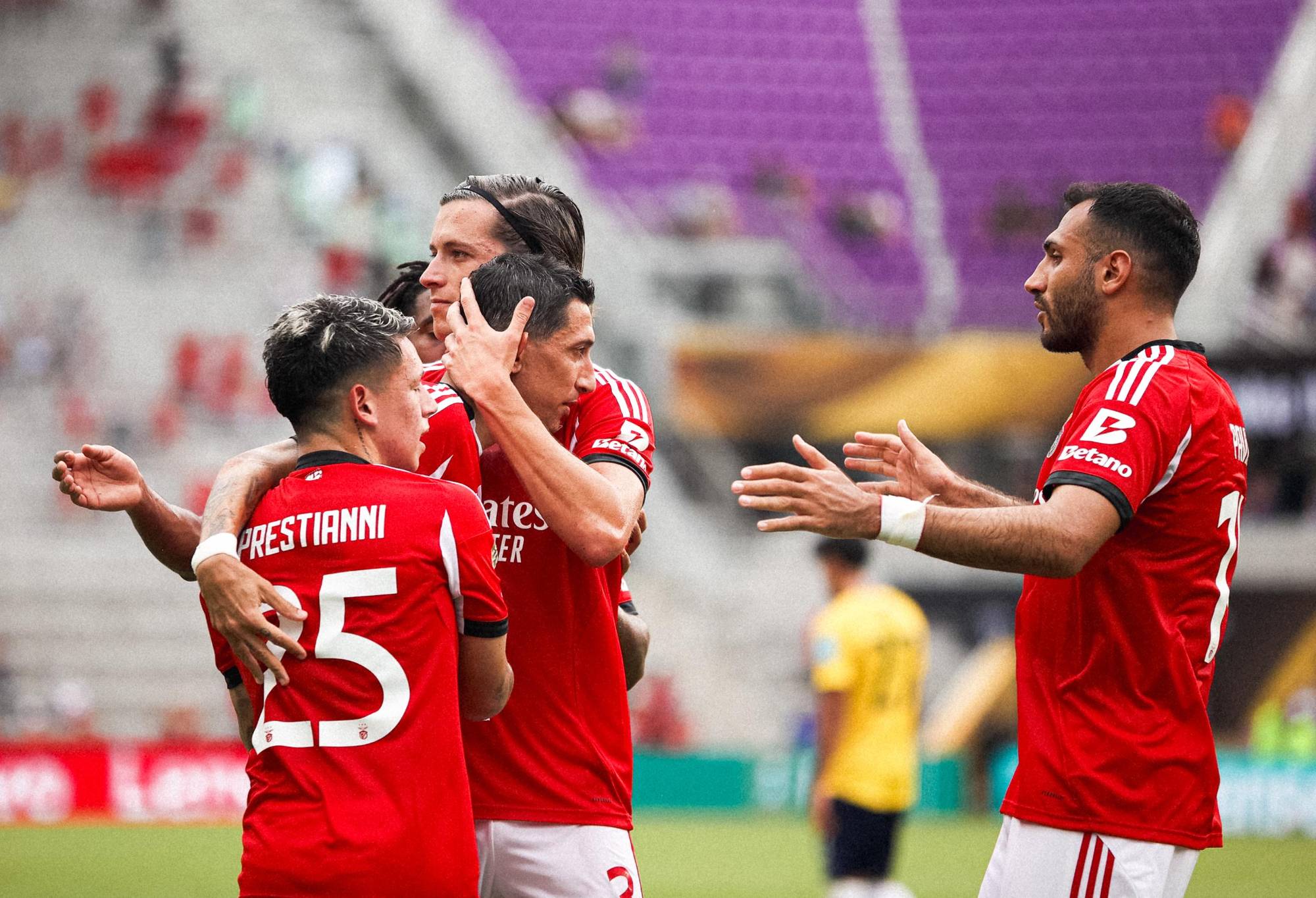 $!Tormenta de goles del Benfica con Di María destacado, sobre el Auckland