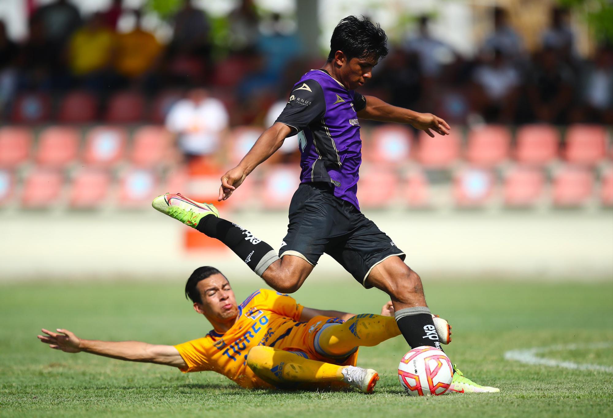 $!Mazatlán divide resultados ante Tigres en sus categorías juveniles
