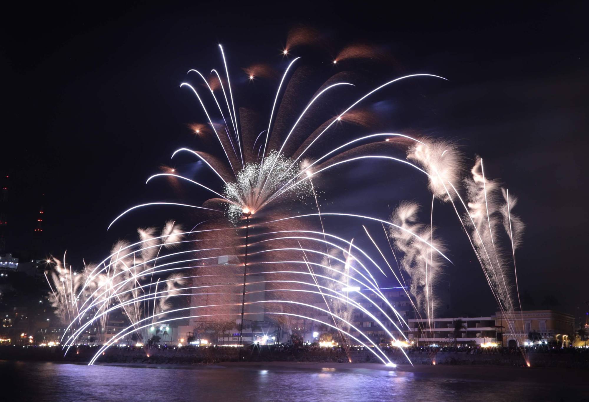 $!El cielo se iluminó con los fuegos artificiales.