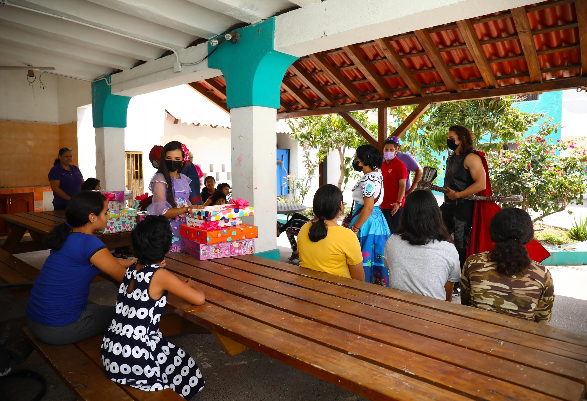 $!Mazatlán FC hace felices a los niños con entrega de juguetes