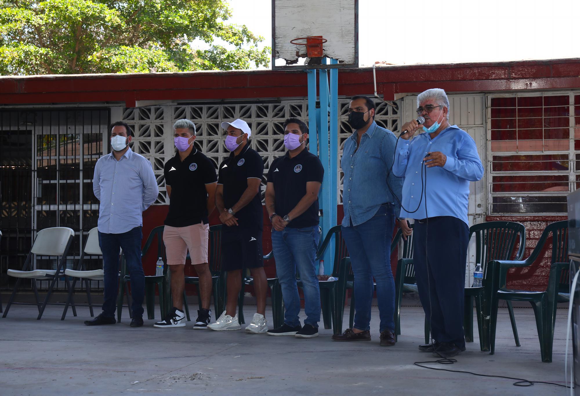 $!Marco Fabián y Bryan Colula visitan Primaria de Urías durante donación de minisplits