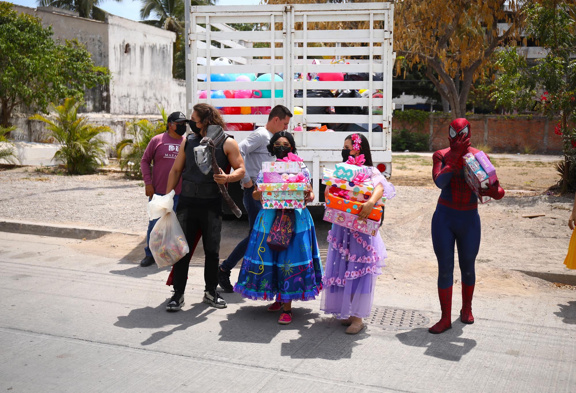 $!Mazatlán FC hace felices a los niños con entrega de juguetes