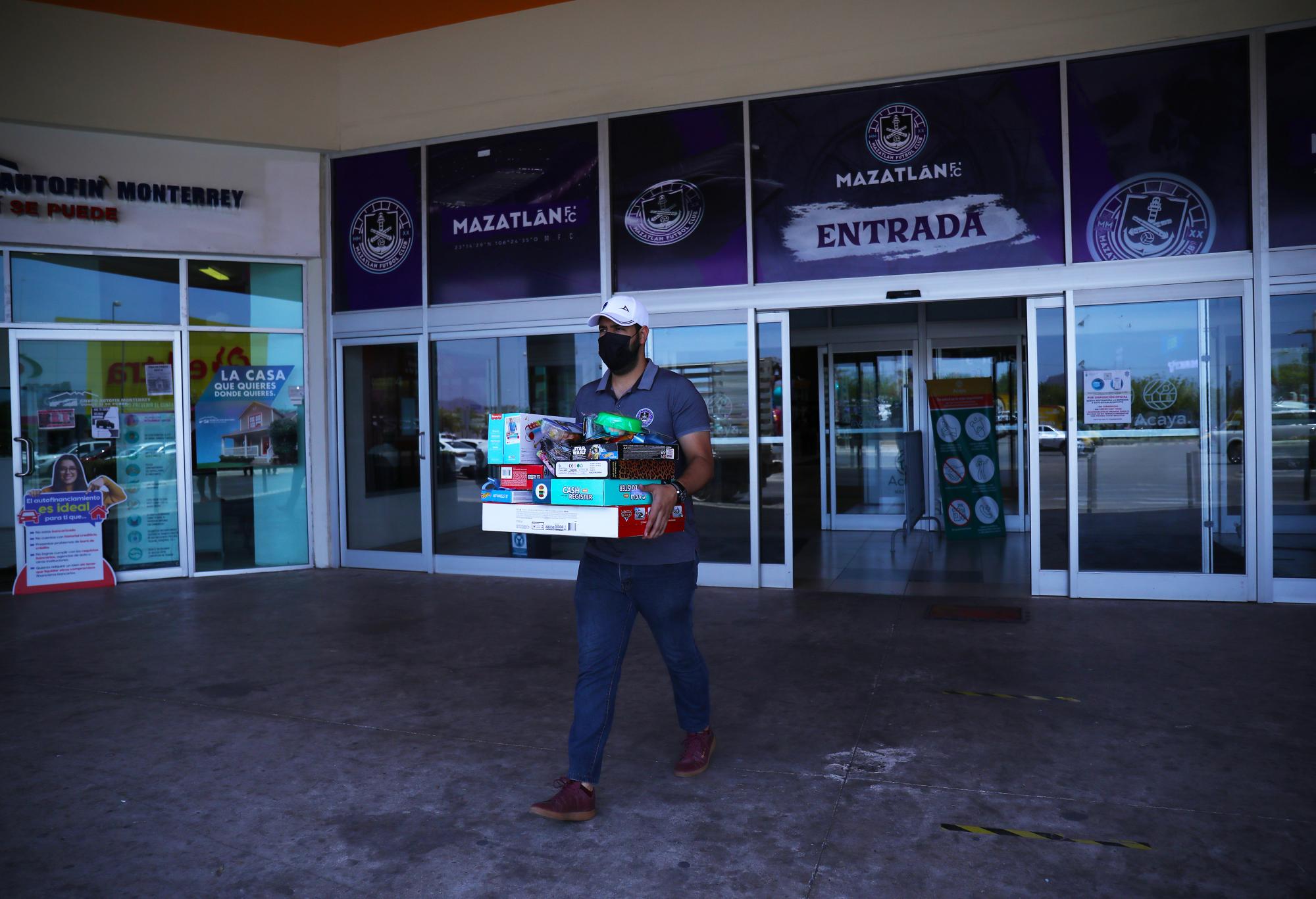 $!Mazatlán FC hace felices a los niños con entrega de juguetes