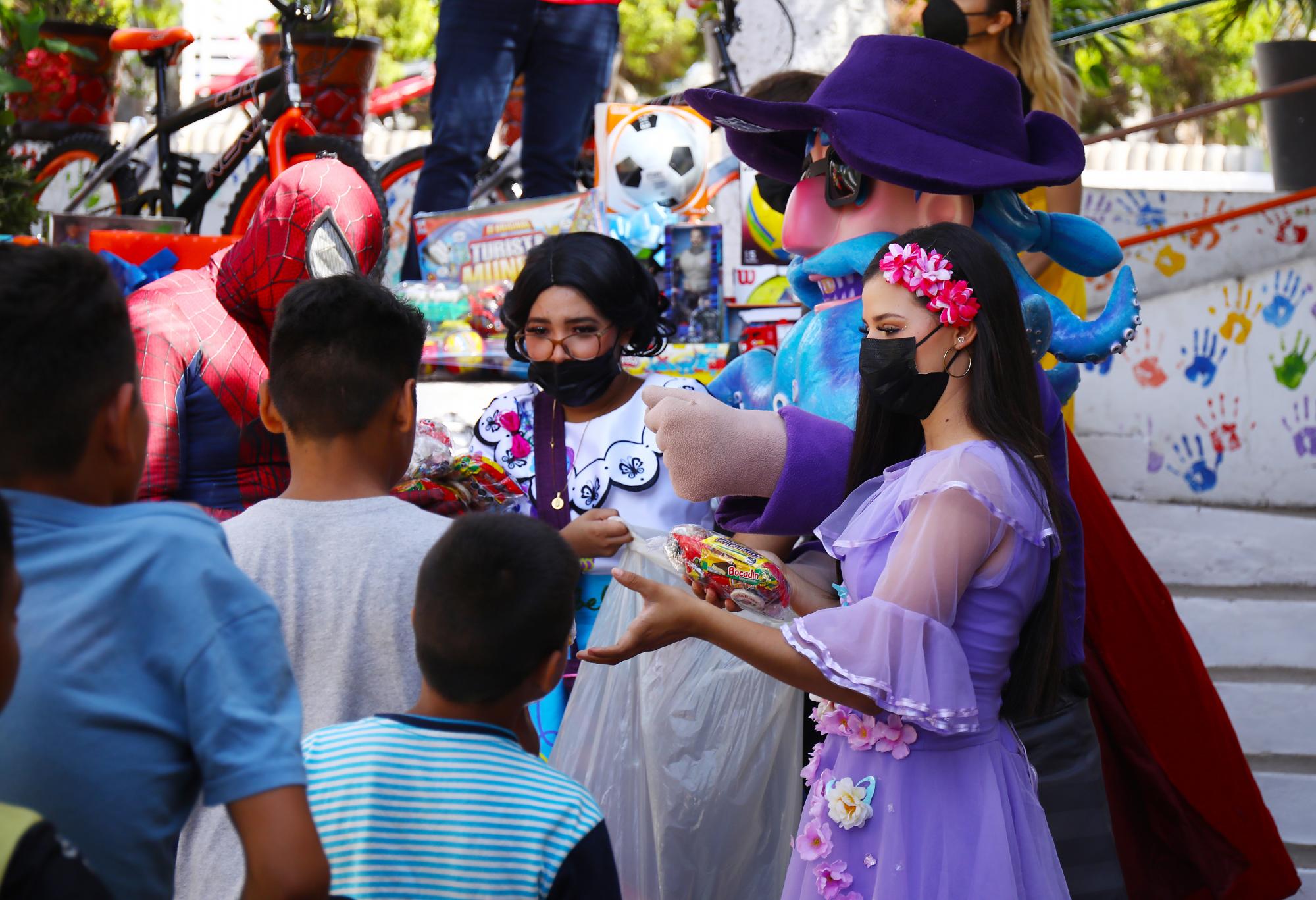 $!Mazatlán FC hace felices a los niños con entrega de juguetes