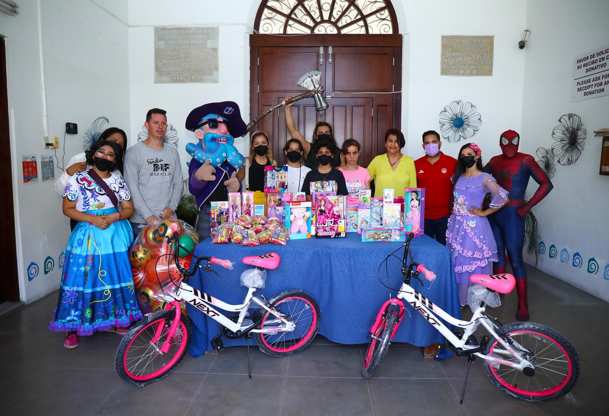 $!Mazatlán FC hace felices a los niños con entrega de juguetes
