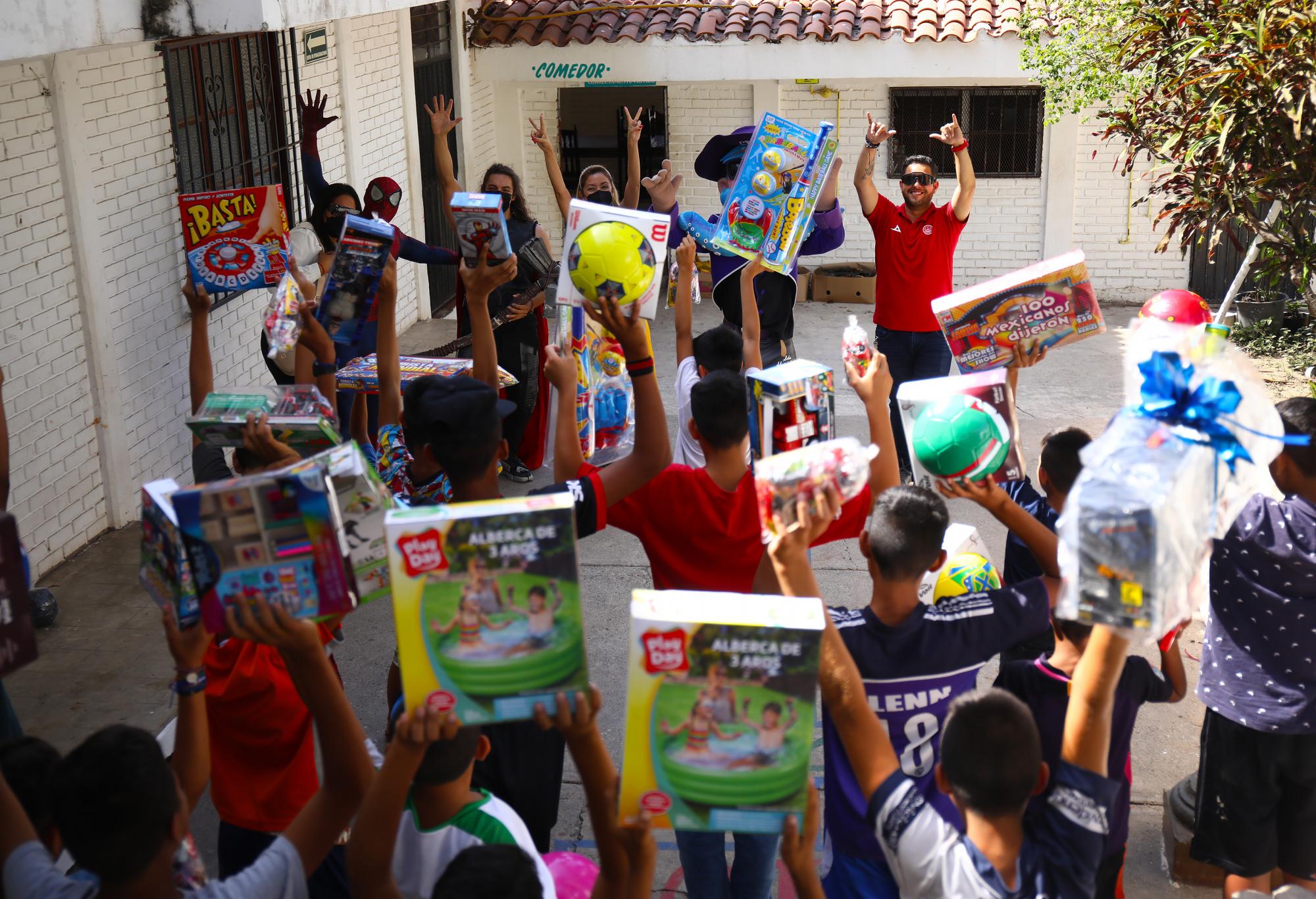 $!Mazatlán FC hace felices a los niños con entrega de juguetes