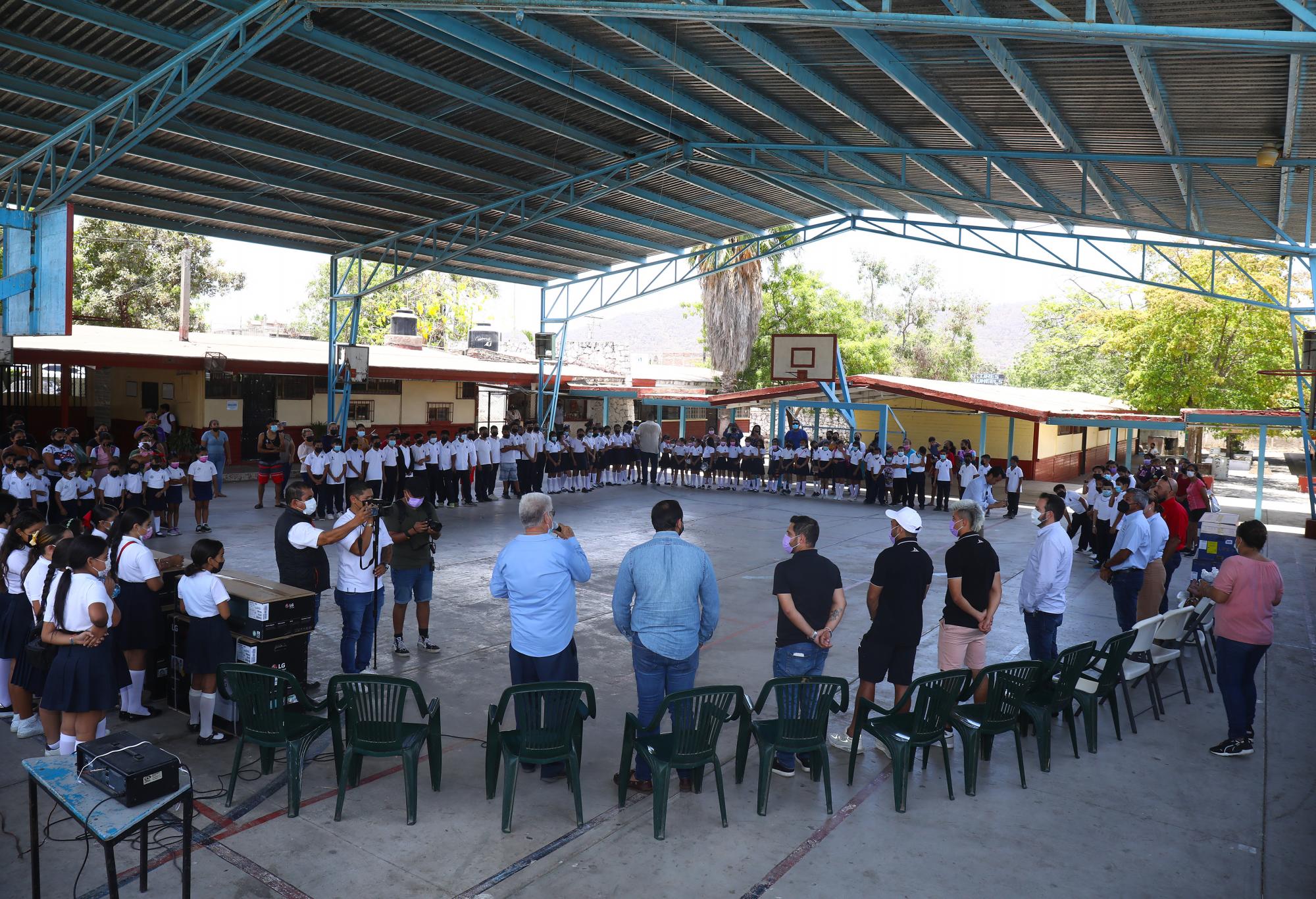 $!Marco Fabián y Bryan Colula visitan Primaria de Urías durante donación de minisplits