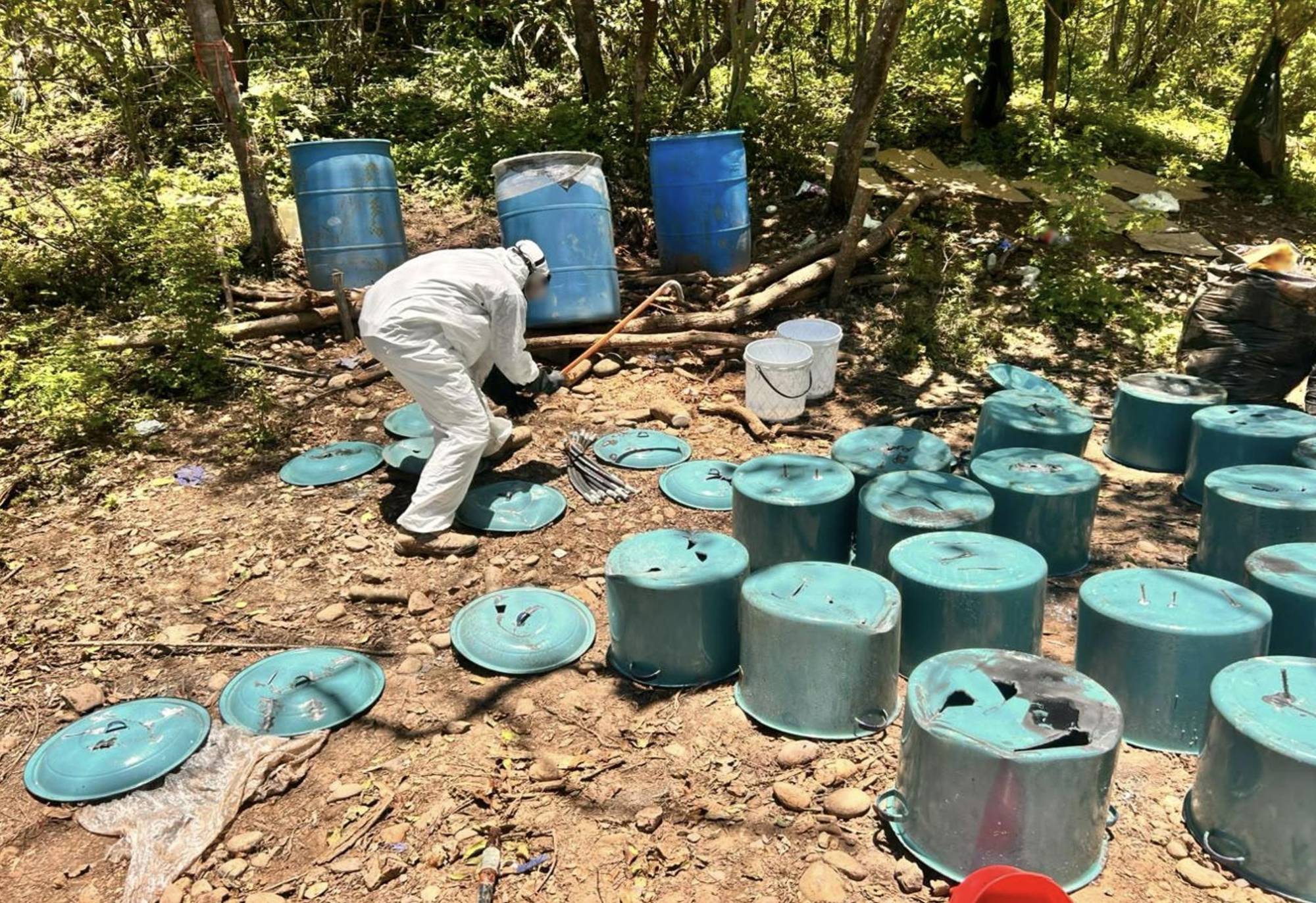 $!Aseguran más de 2 mil litros de químicos para drogas en Cosalá