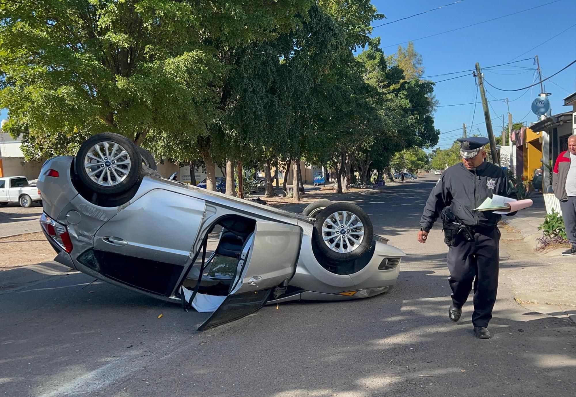 $!Accidente provoca volcadura en Terranova; no hay heridos, pero sí pérdidas materiales