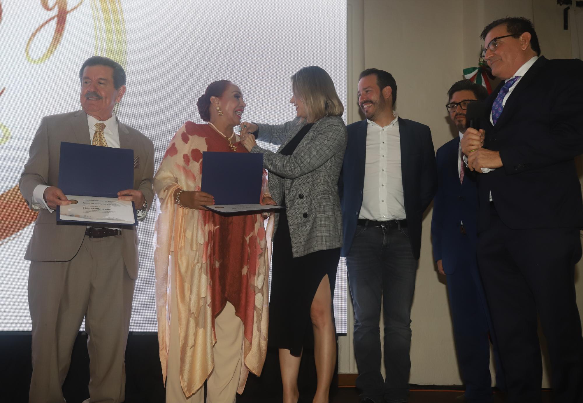 $!Estrella Palacios Domínguez le pone el botón Paul Harris a Olivia Vidaurri.