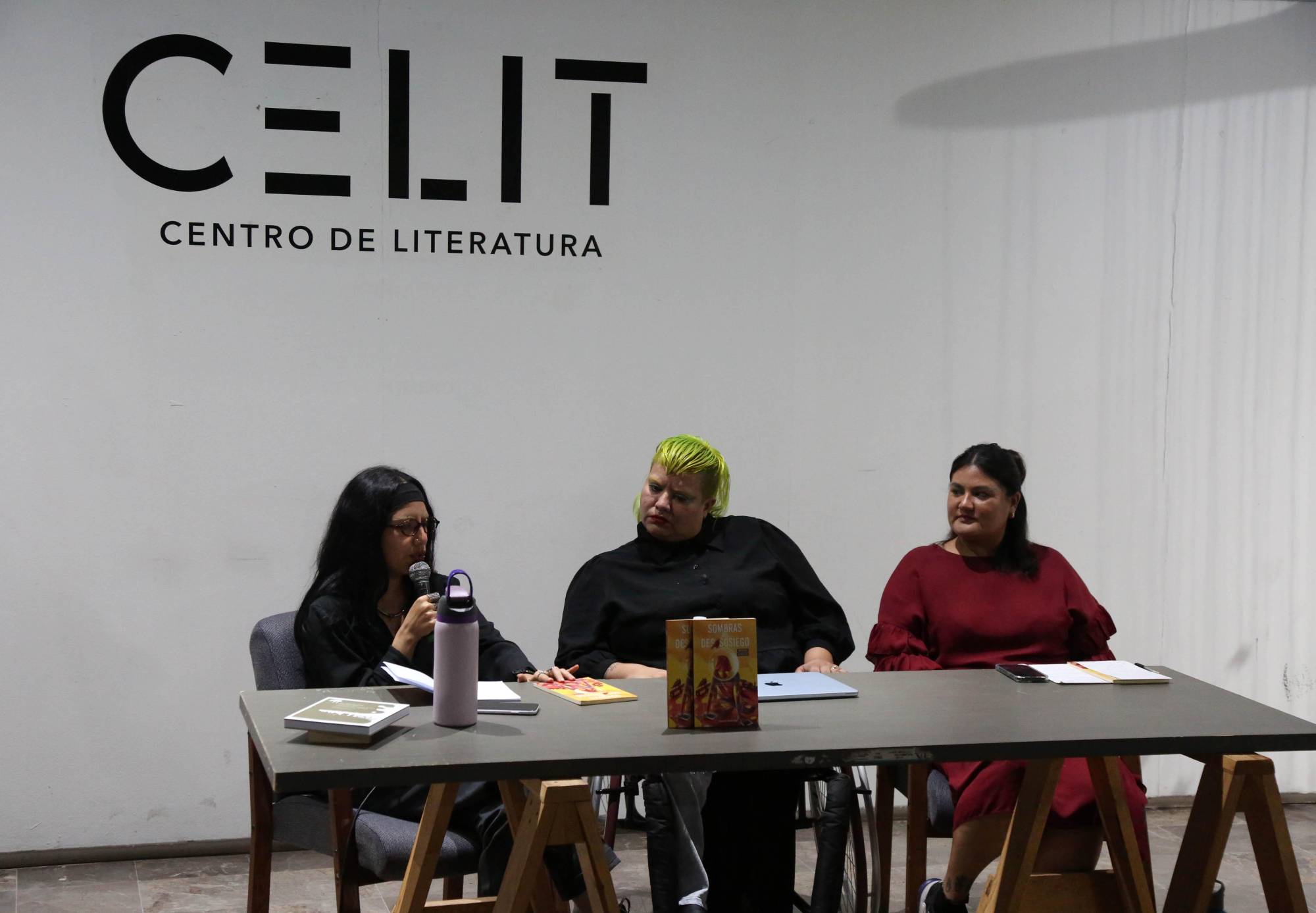 $!América Armenta y Carolina Escalante presentan la antología ‘Sombras del desasosiego’.