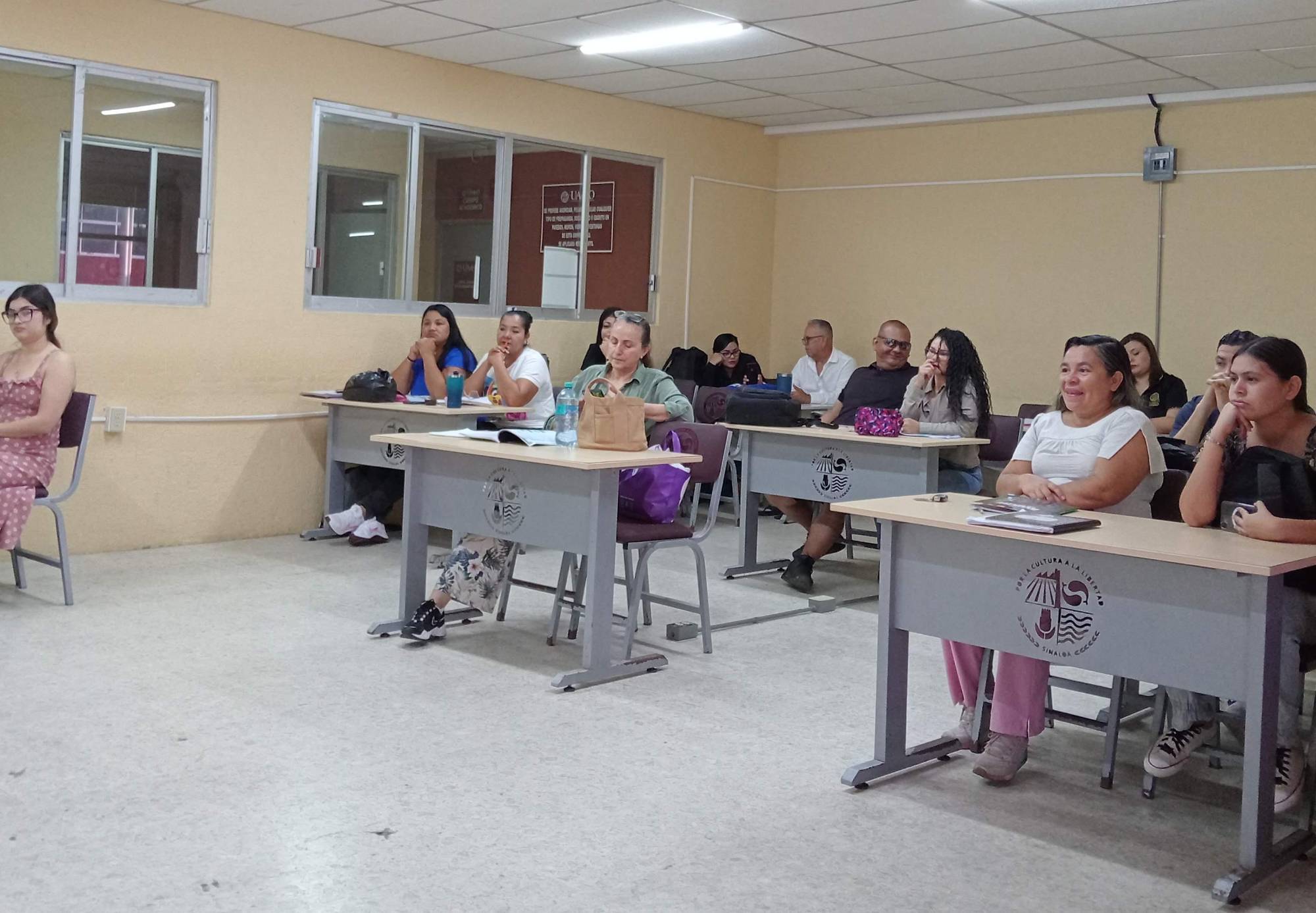 $!Los estudiantes muy atentos escuchan los poemas expresados por la autora.