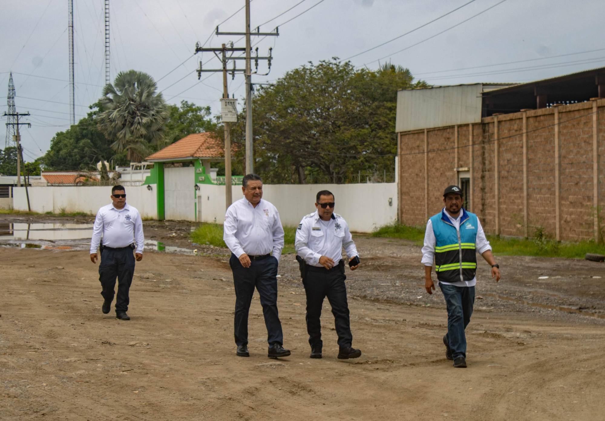 $!Tránsito Municipal y SICT recorren zonas donde habilitarán rutas alternas por construcción de puente