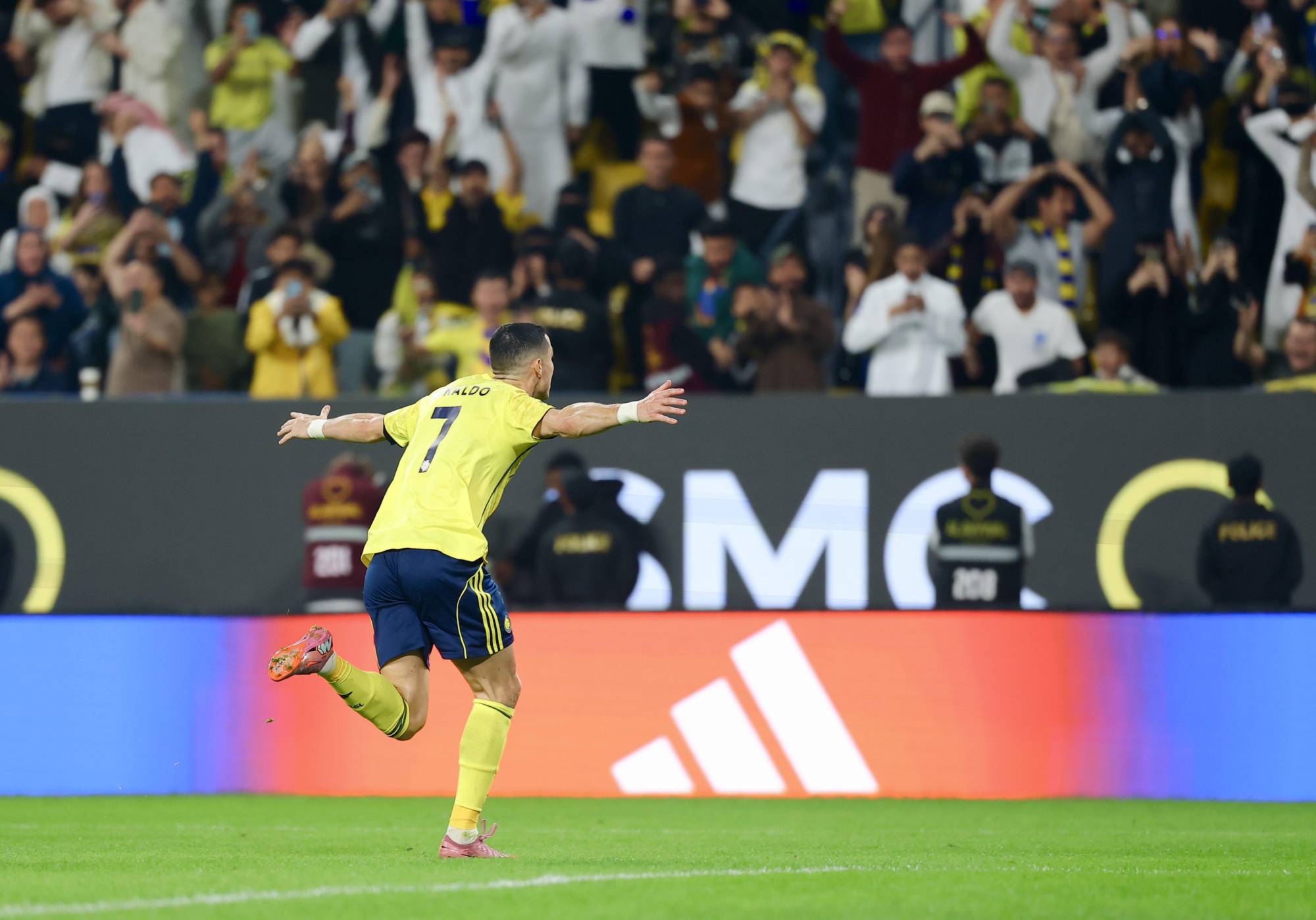 $!Cristiano Ronaldo firma una chilena de antología en la goleada del Al Nassr