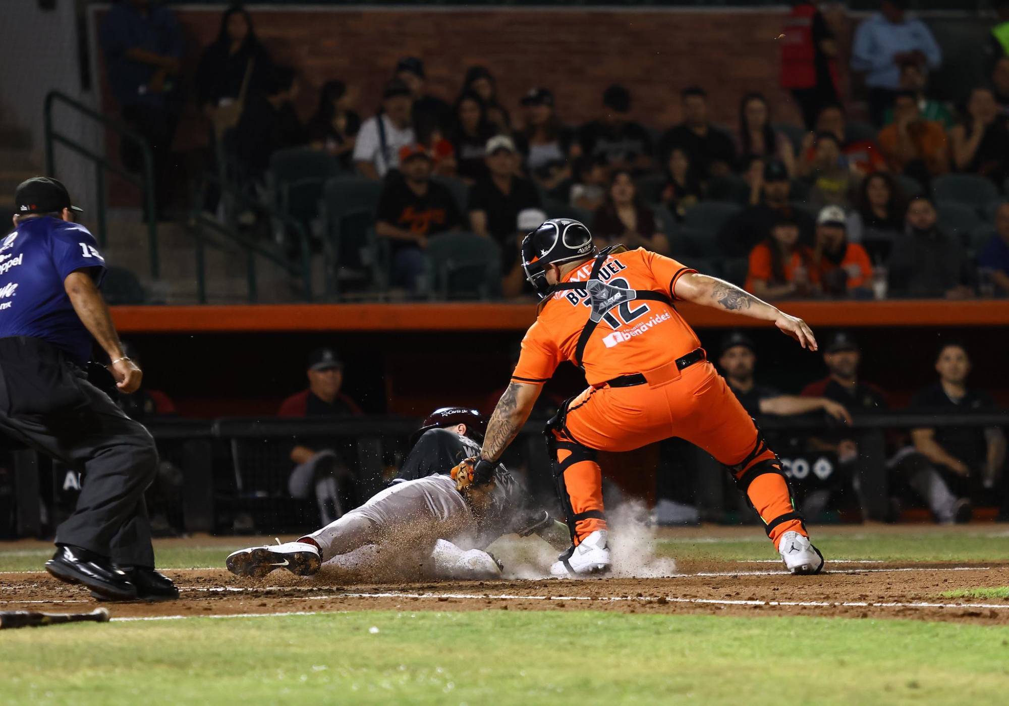 $!Tomateros caen en extrainnings y Naranjeros empatan la serie en Hermosillo