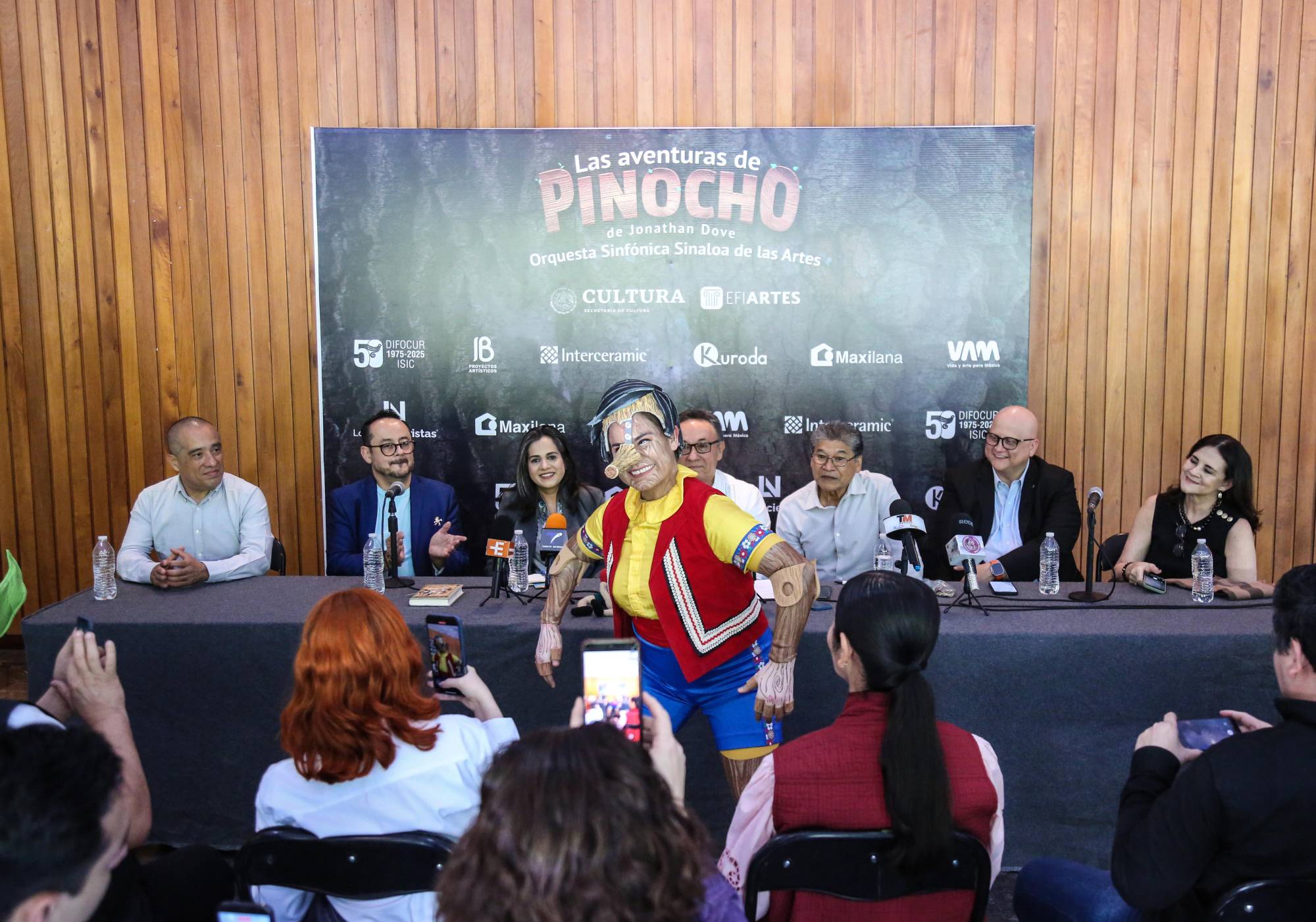 $!Durante la presentación de la producción, se contó con la presencia de parte del elenco caracterizado, encabezado por Oralia Castro, quien dará vida a “Pinocho”.