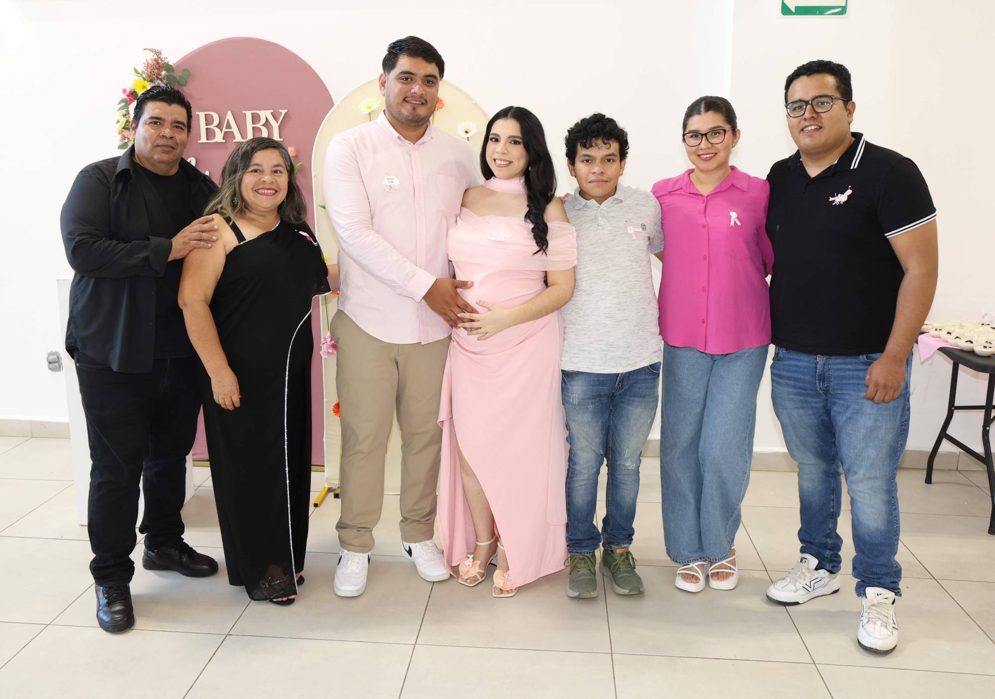 $!Delia Lizeth y Alberto entre los futuros abuelos maternos, Raúl Ibarra, Alma Delia Osuna, y los futuros tíos de Mía Lizeth, Fernando Ibarra, Litzy Hernández y Raúl Ibarra.