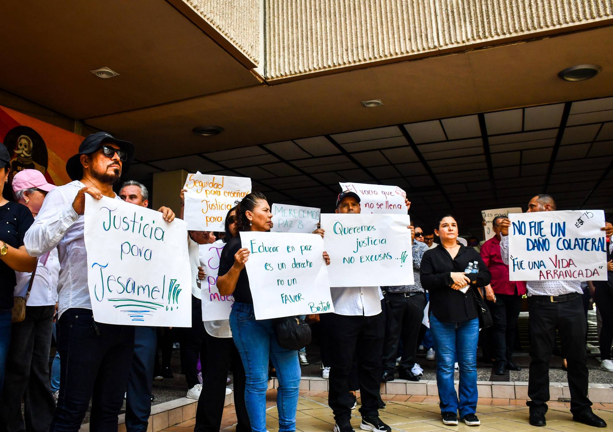 $!Docentes se manifiestan por asesinato de la maestra Jesamel, ocurrido en Nuevo Altata