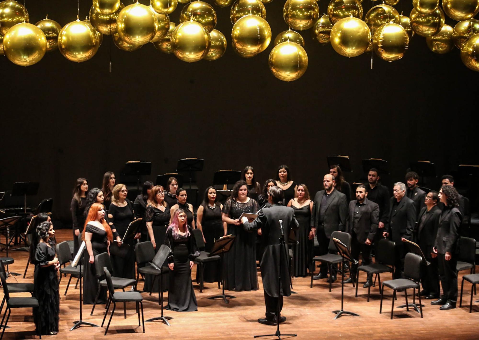 $!El Coro de Ópera de Sinaloa participó en el concierto.
