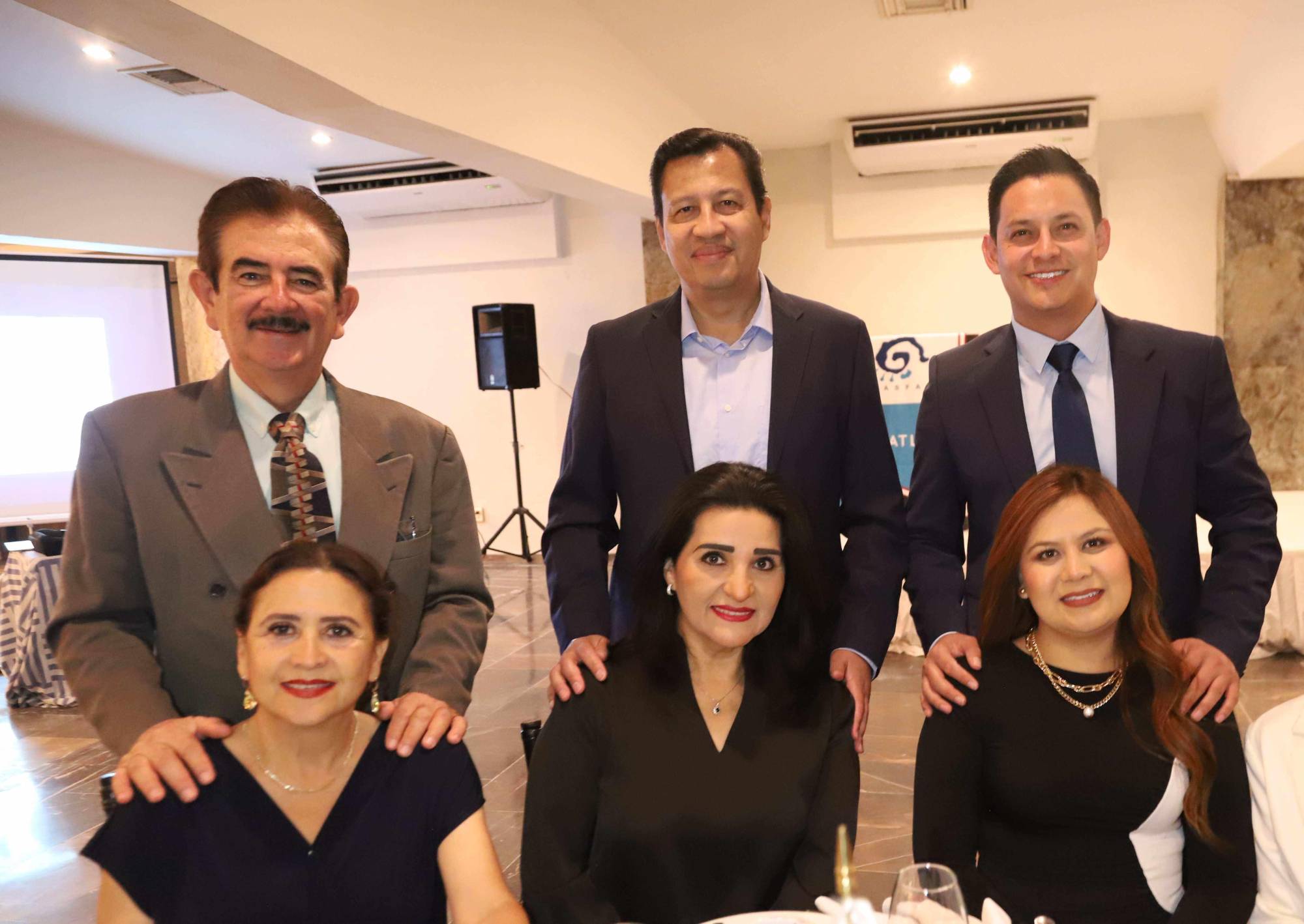 $!Jesús Santiago, Tarcisio Robles, Alberto Sifuentes, María Eugenia de Santiago, Martha de Robles y Victoria Pérez.