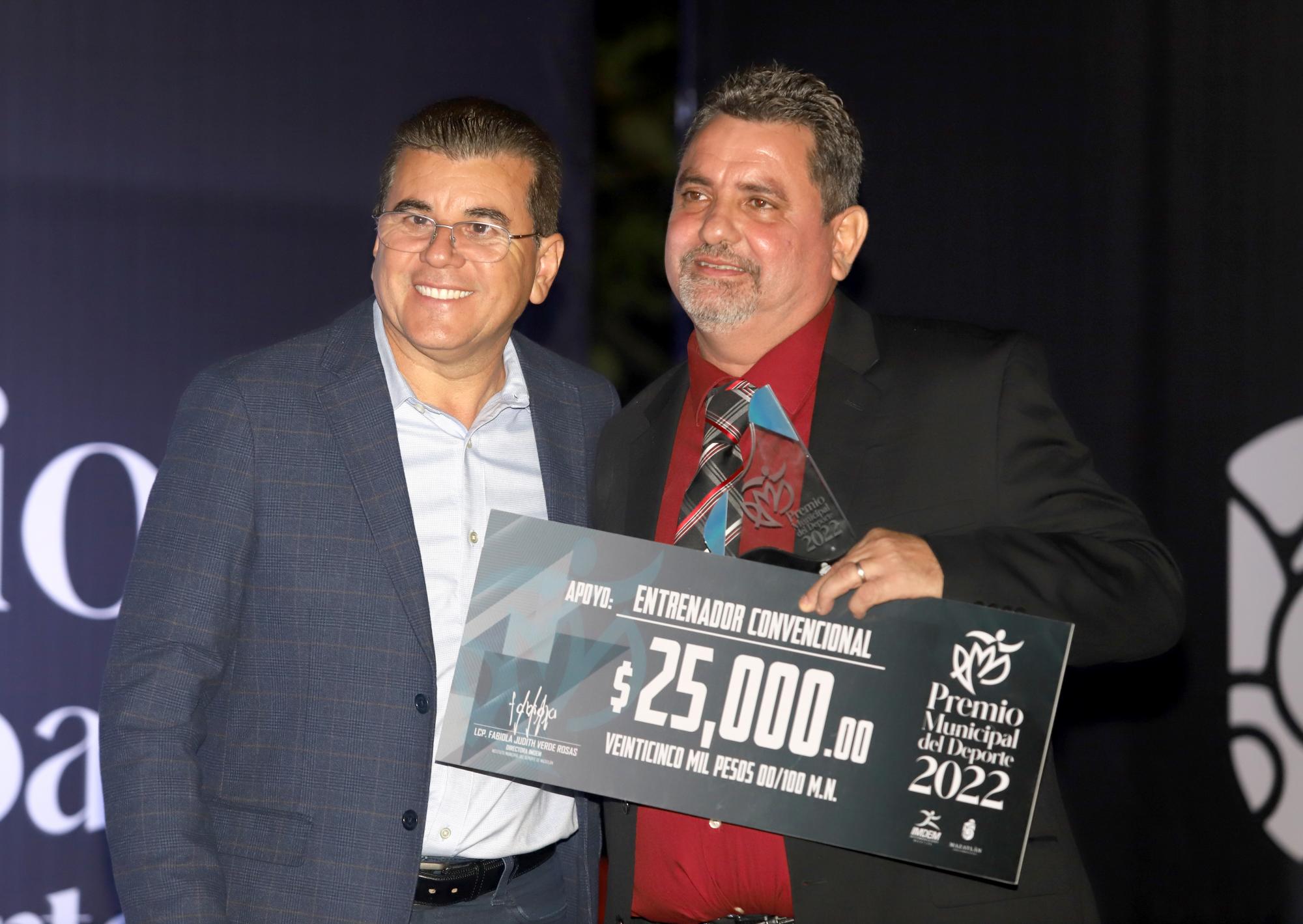 $!El Alcalde Édgar González entrega el premio a Jesús Moreno.